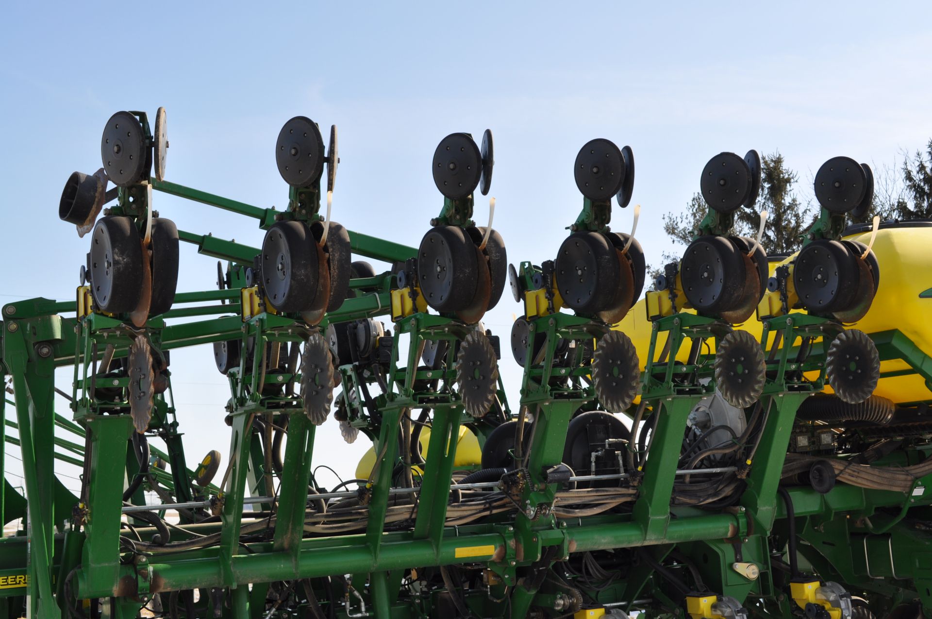 John Deere 1790 16/32 planter, front fold, CCS, markers, no-till coulters, John Deere vac meters, - Image 9 of 45