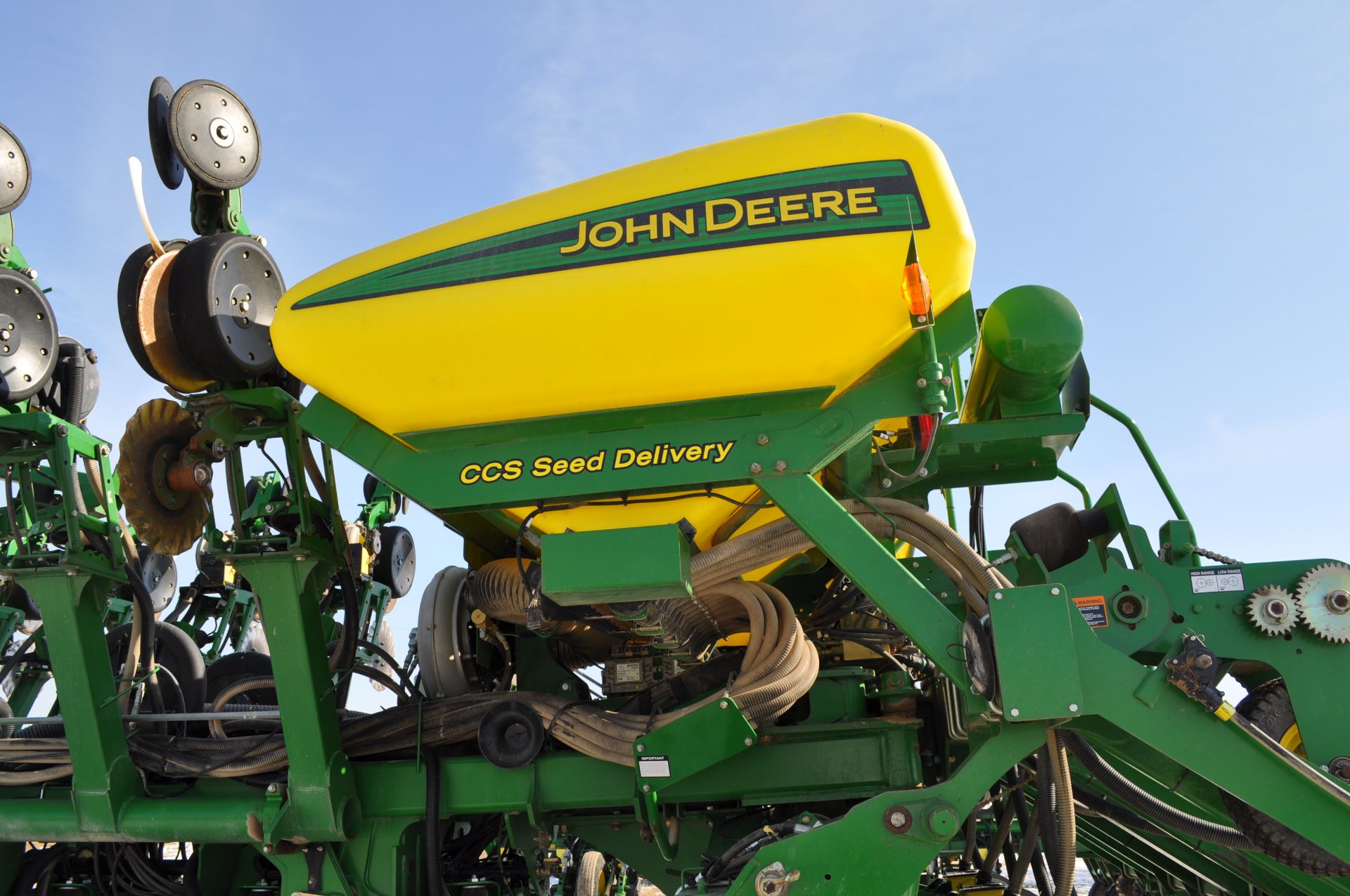 John Deere 1790 16/32 planter, front fold, CCS, markers, no-till coulters, John Deere vac meters, - Image 12 of 45