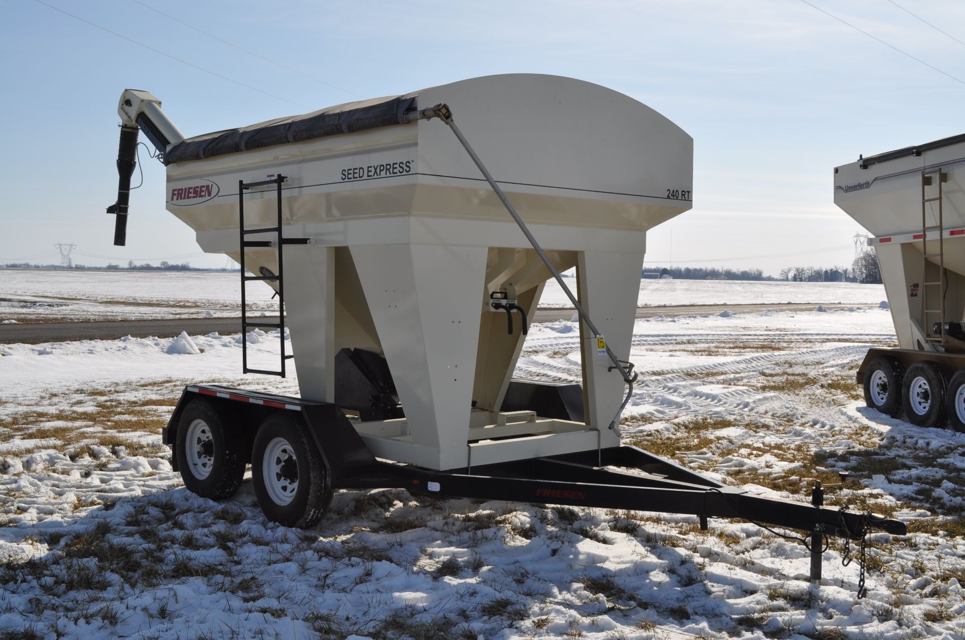 Friesen 240RT seed tender, tandem axle, 2 compartment, rear conveyor, Honda GX160 engine, electric - Image 5 of 32