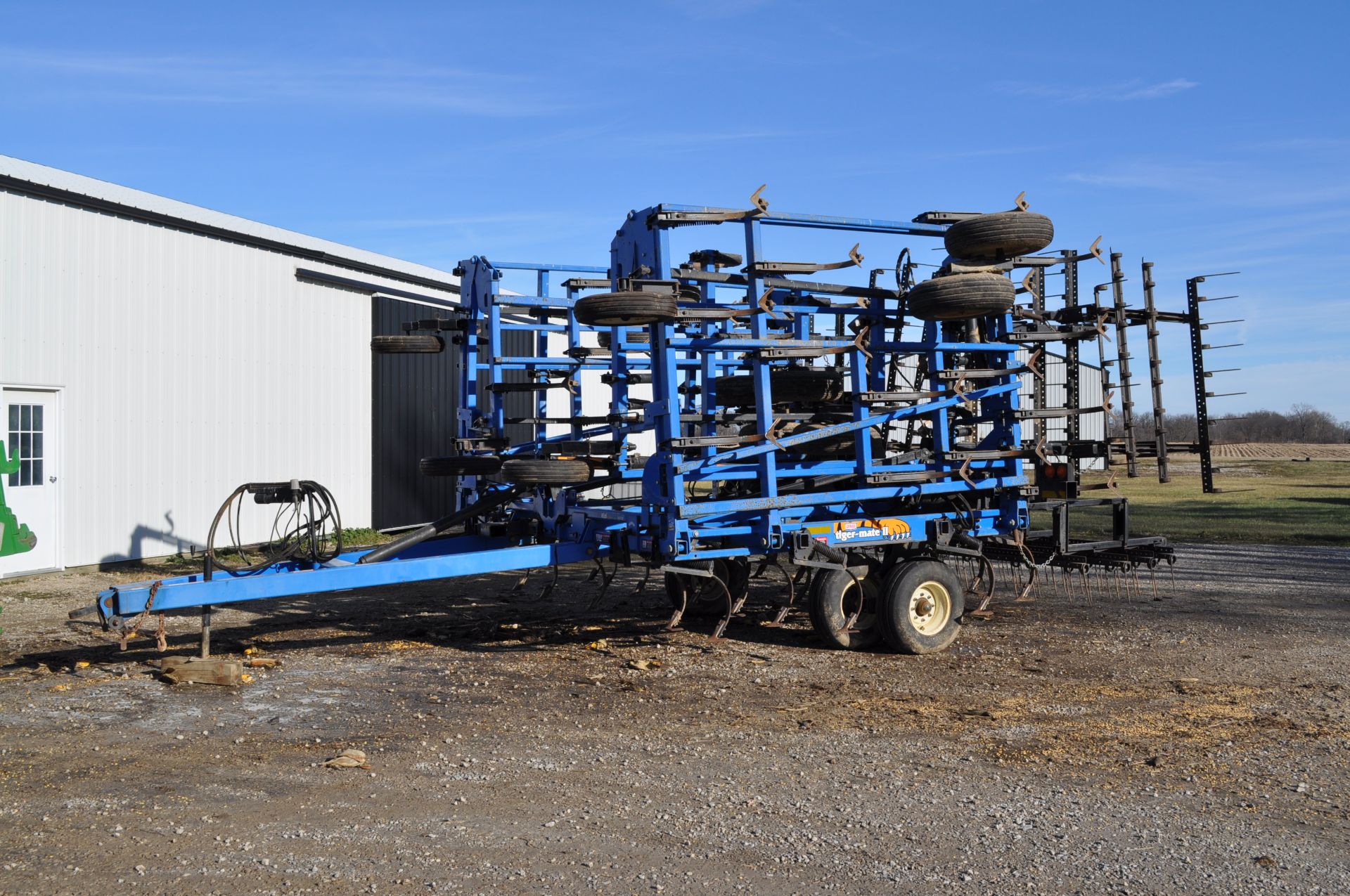 41’ DMI Tiger Mate II field cultivator, dble hyd fold, walking tandems, rear hitch, 4 bar spring - Image 21 of 21
