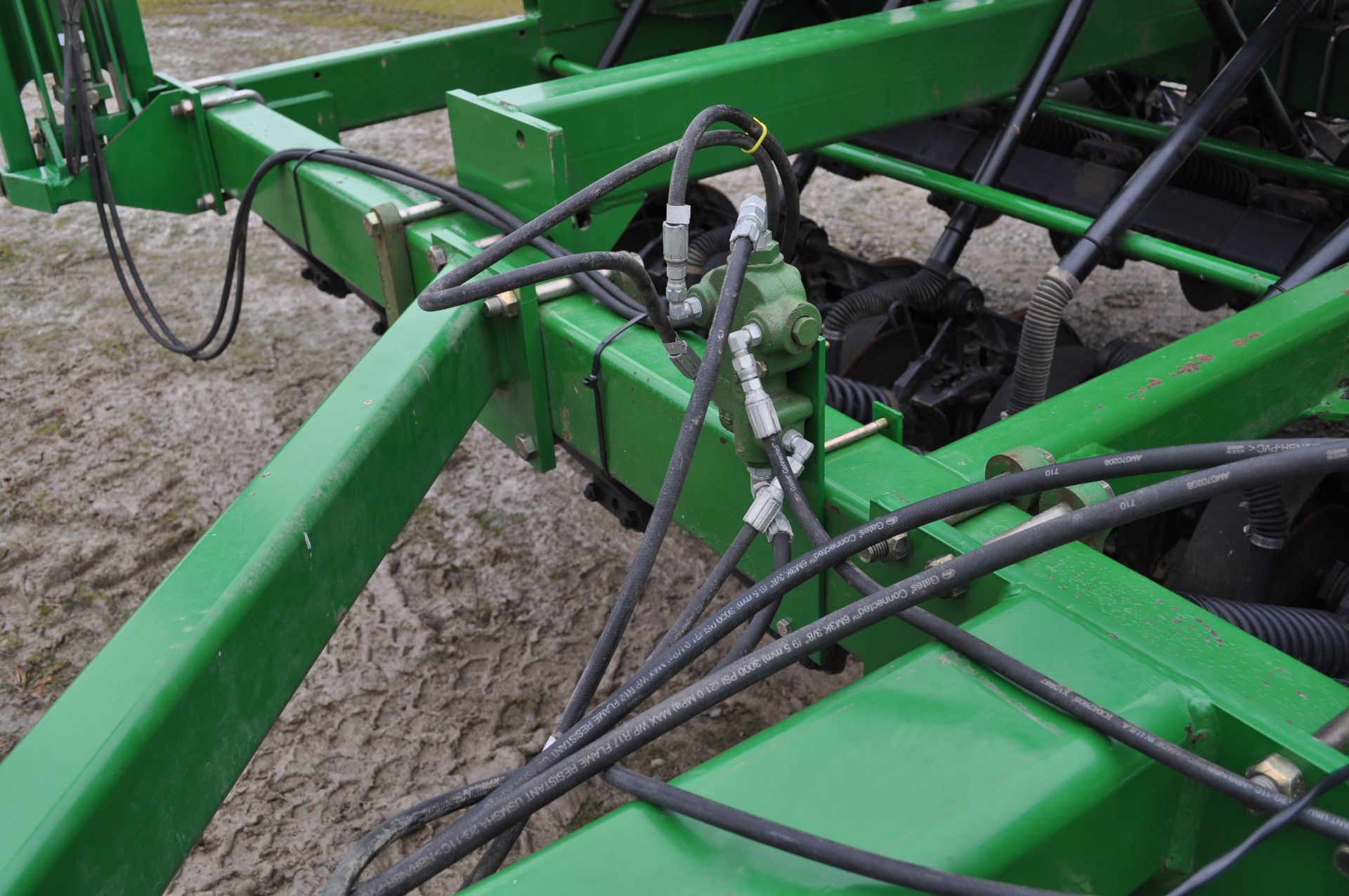 15’ John Deere 1590 grain drill, front dolly wheel, 7 ½” spacing, markers, lights, electric adjust - Image 18 of 21