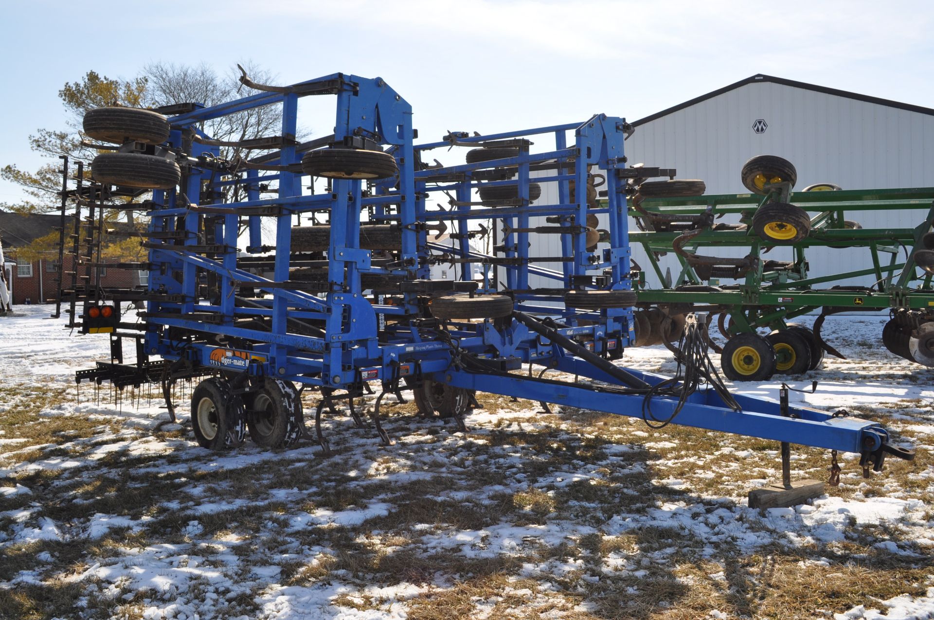 41’ DMI Tiger Mate II field cultivator, dble hyd fold, walking tandems, rear hitch, 4 bar spring - Image 5 of 21