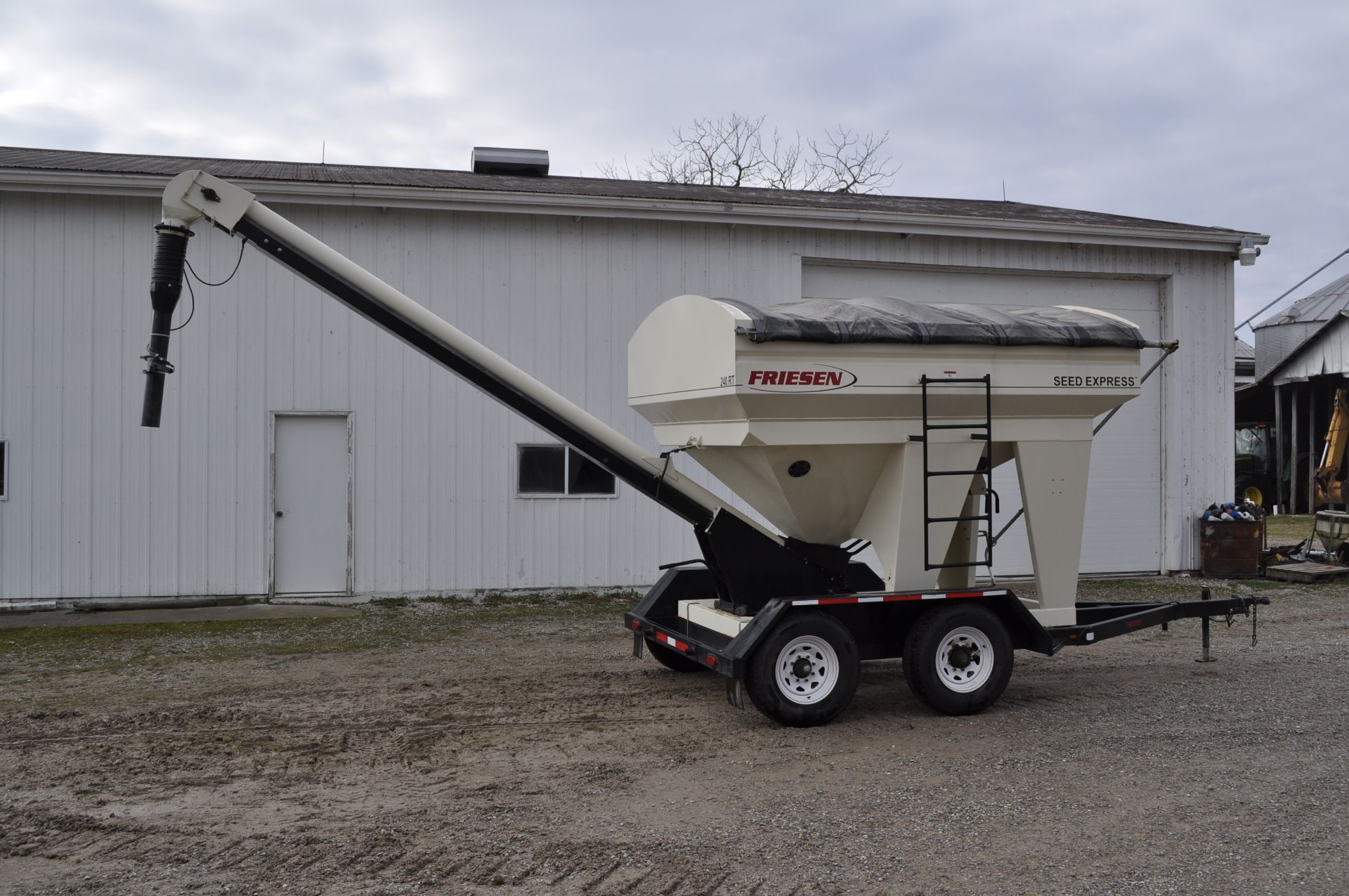 Friesen 240RT seed tender, tandem axle, 2 compartment, rear conveyor, Honda GX160 engine, electric - Image 15 of 32