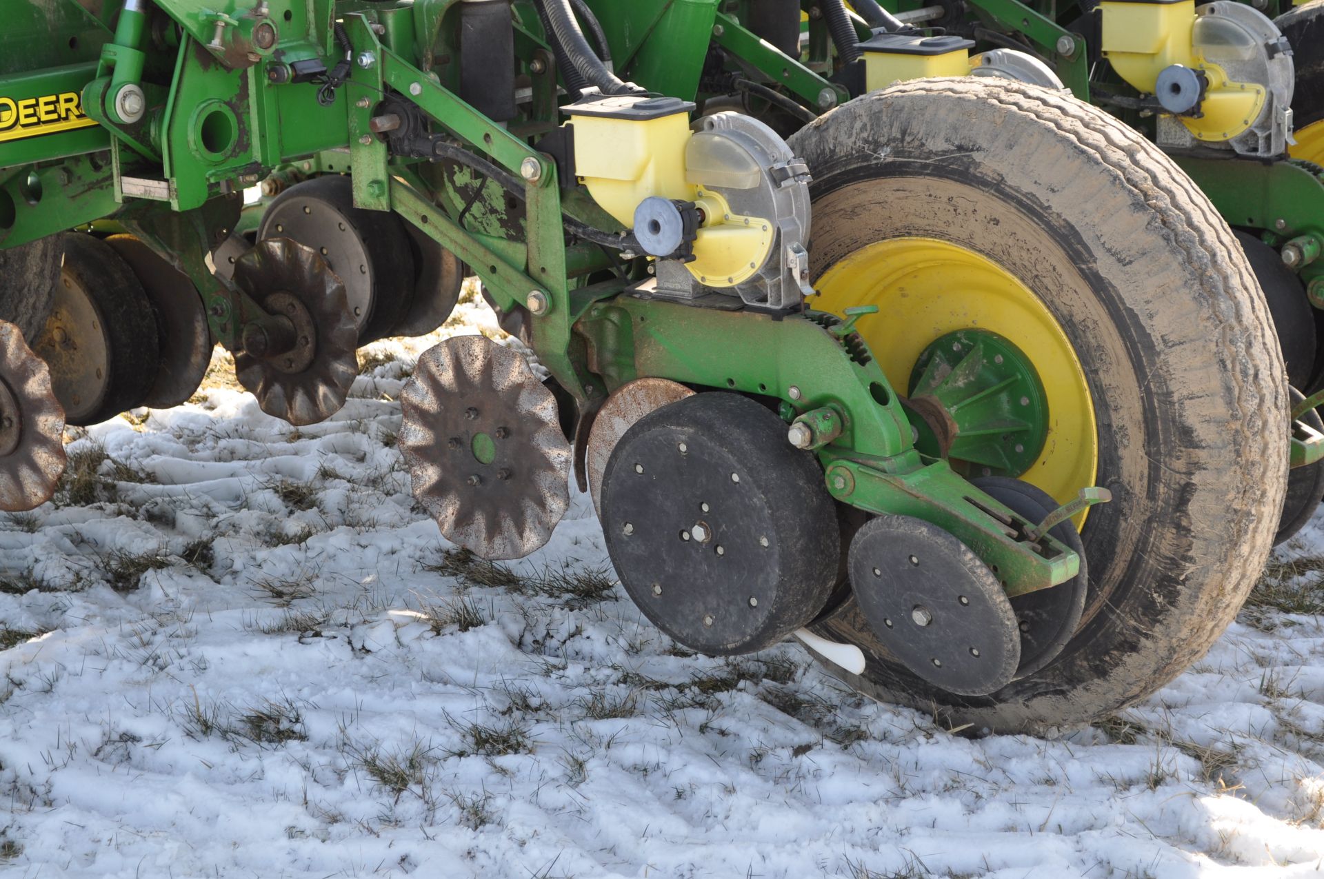 John Deere 1770 NT 24 row 30” planter, front fold, CCS, Refuge Plus tank, markers, no-till coulters, - Image 8 of 25