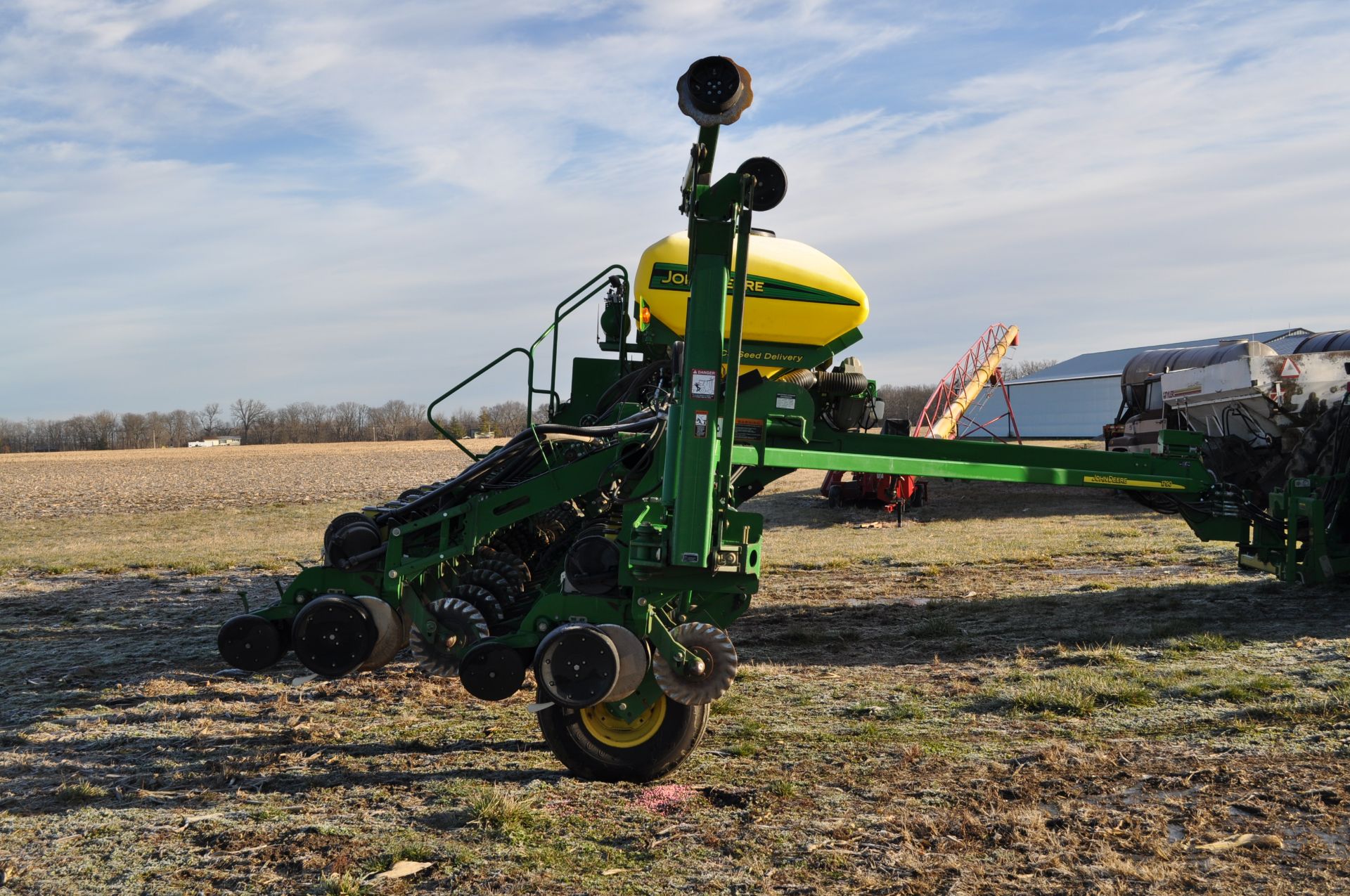 John Deere 1790 16/32 planter, front fold, CCS, markers, no-till coulters, John Deere vac meters, - Image 30 of 45