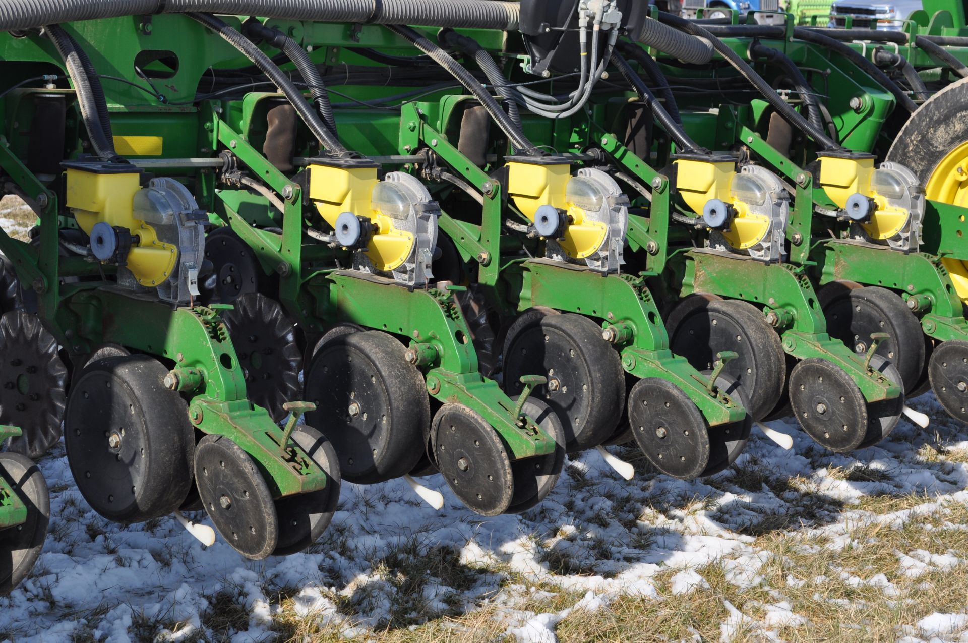 John Deere 1770 NT 24 row 30” planter, front fold, CCS, Refuge Plus tank, markers, no-till coulters, - Image 22 of 25