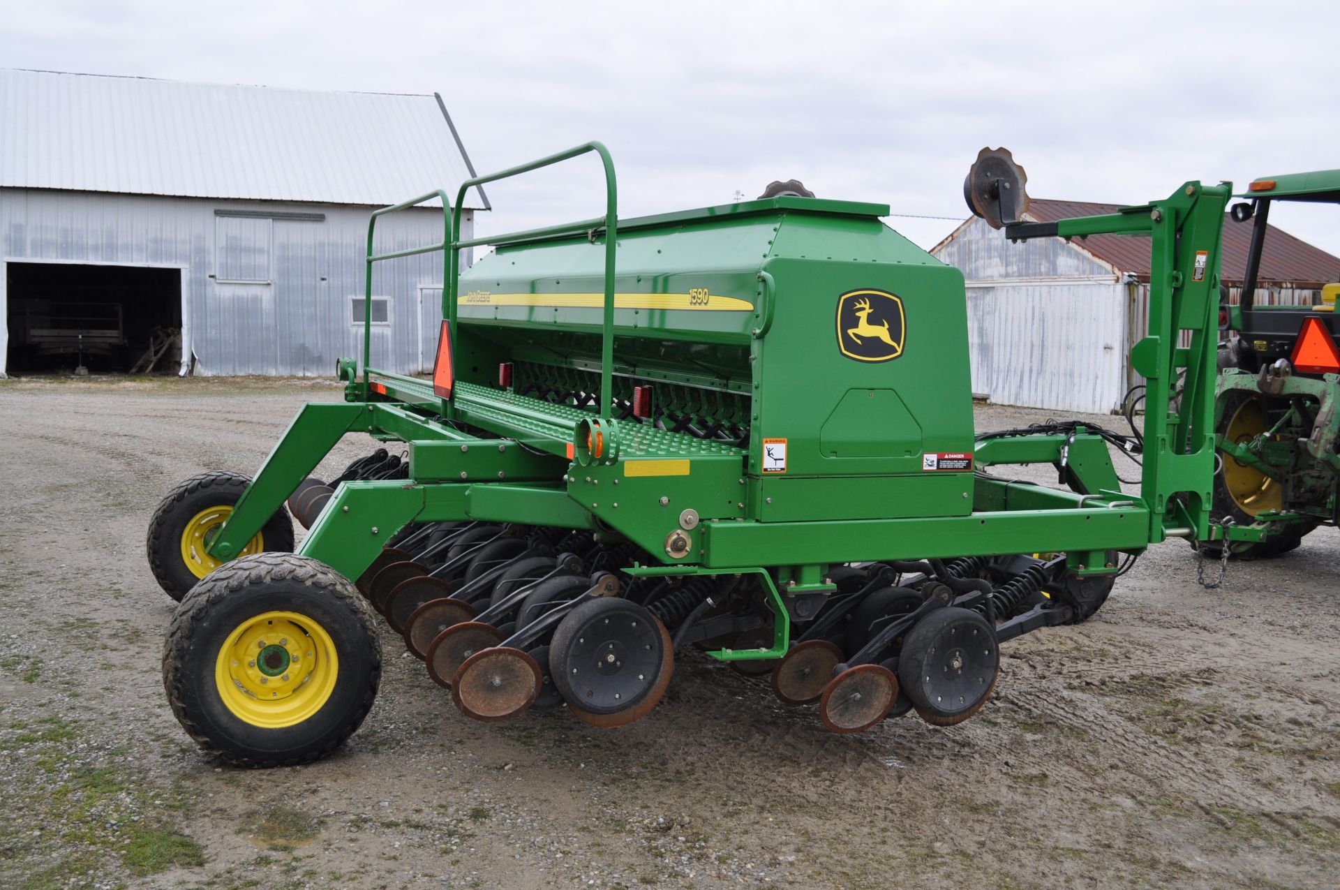 15’ John Deere 1590 grain drill, front dolly wheel, 7 ½” spacing, markers, lights, electric adjust - Image 4 of 21