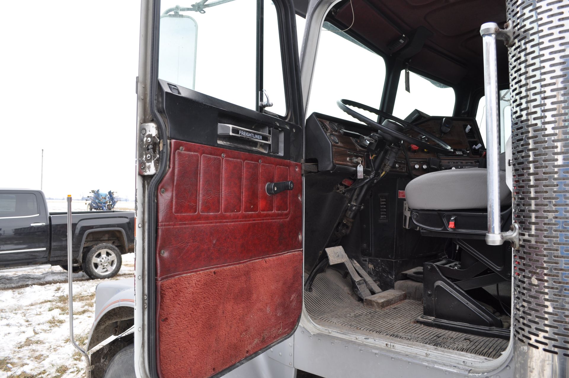 1988 Freightliner FLC semi truck, daycab, 187” WB, Cummins 855 Formula 350 engine, 8 spd + low + OD, - Image 18 of 31