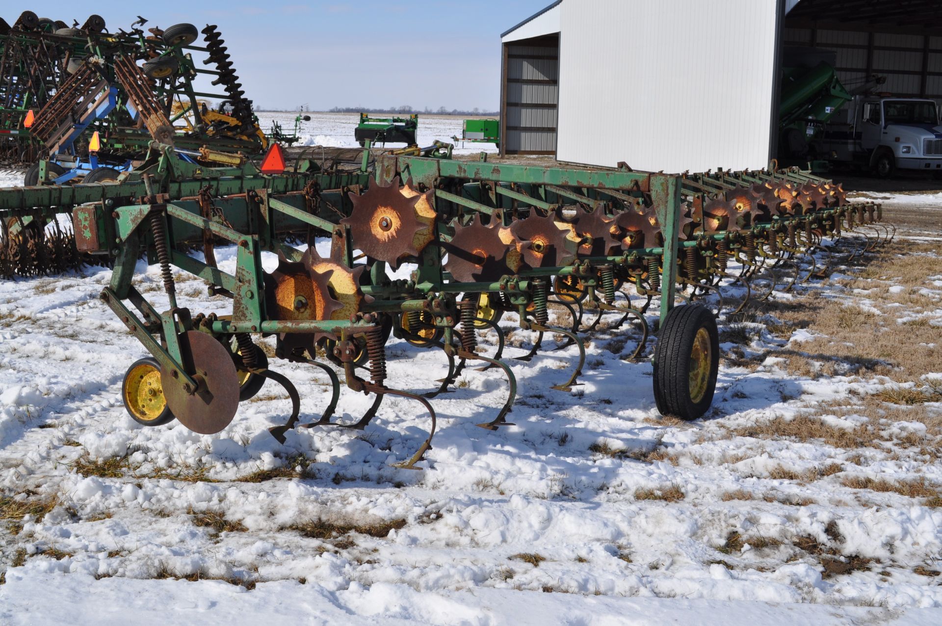 16 row x 30” John Deere row crop cultivator, 3pt, end transport - Image 3 of 14