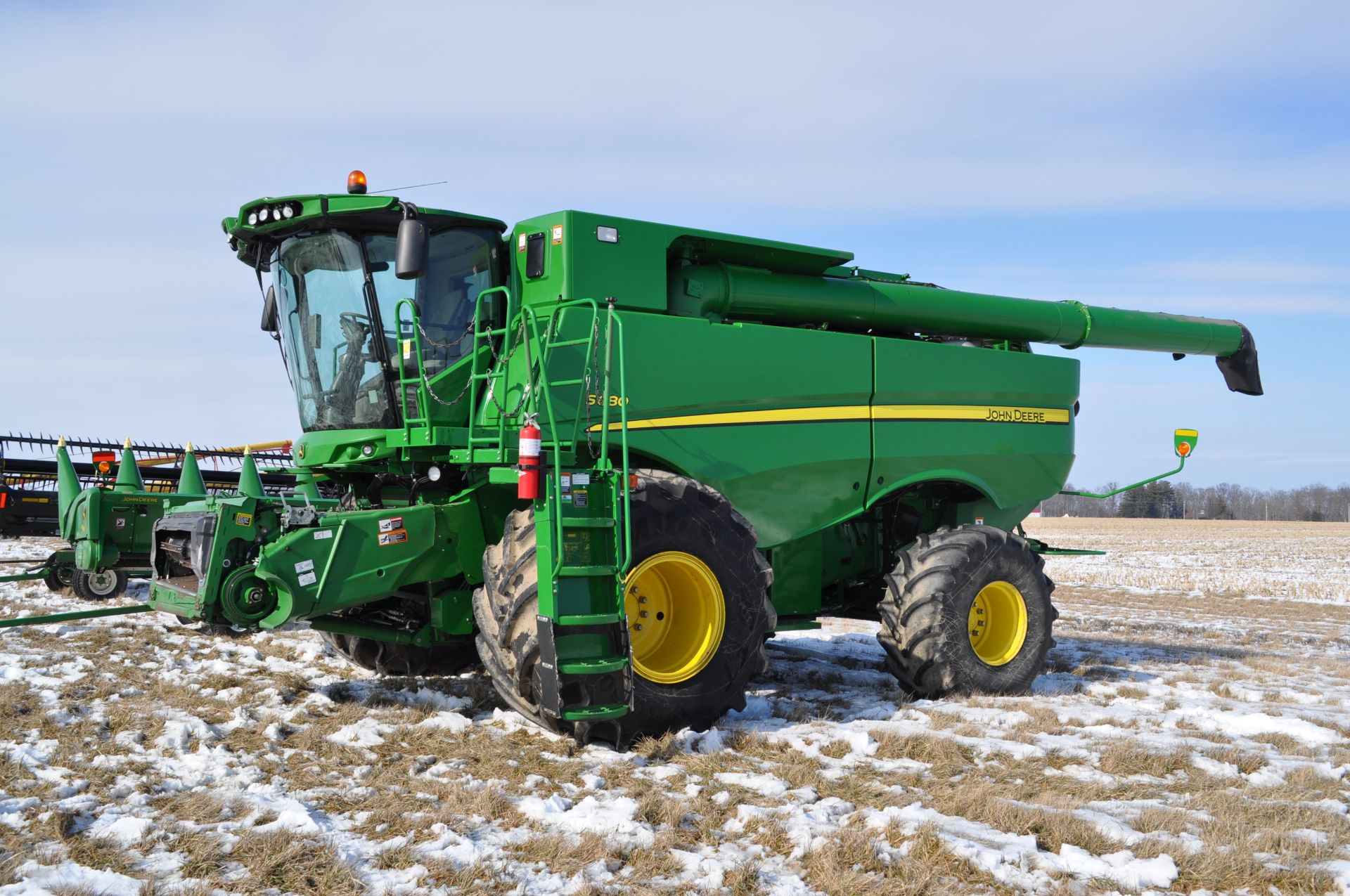 John Deere S680 combine, 1250/50R32 drive tires, 750/65R26 rear tires, PWRD, yield monitor, poly