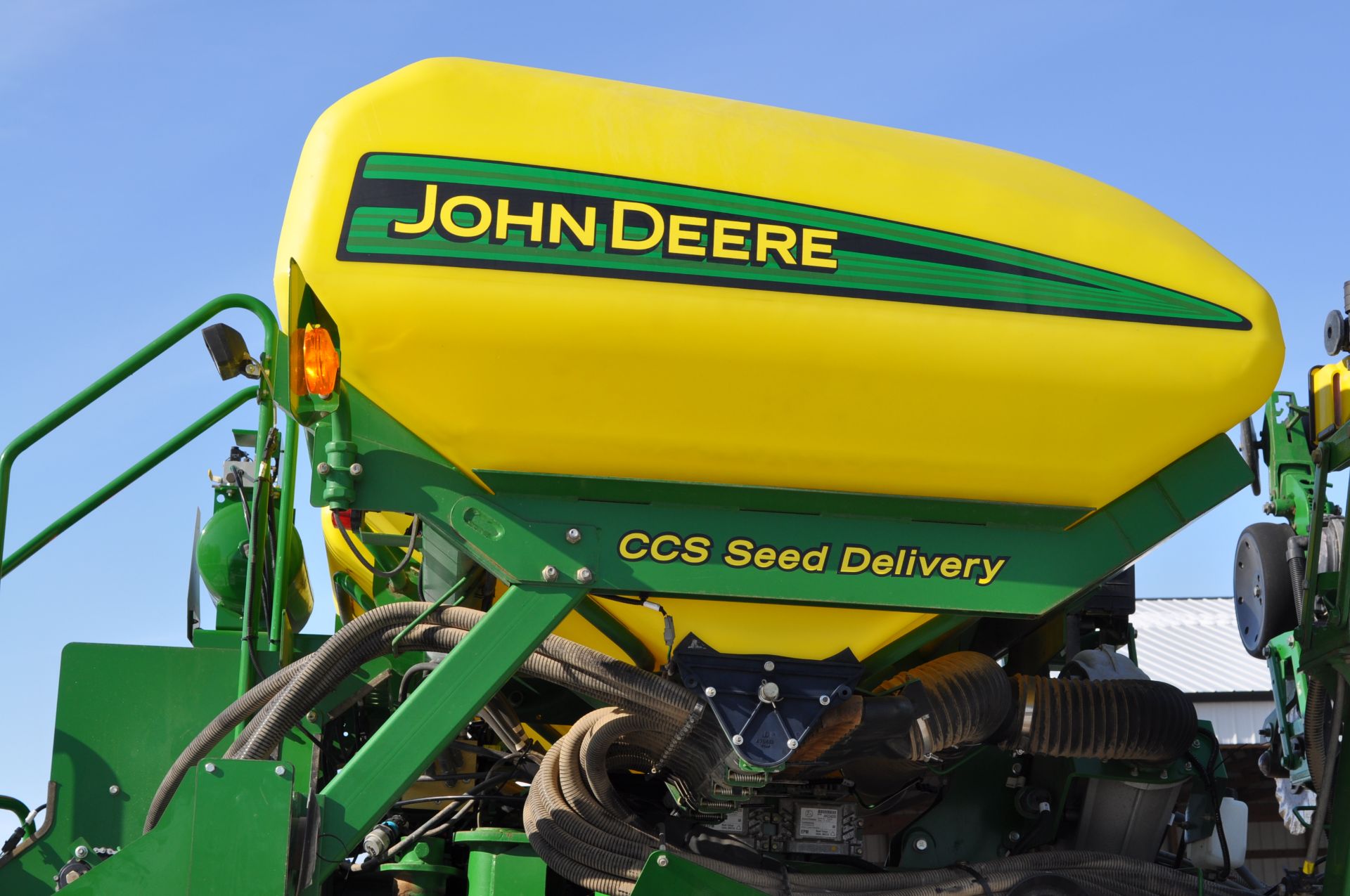 John Deere 1790 16/32 planter, front fold, CCS, markers, no-till coulters, John Deere vac meters, - Image 23 of 45