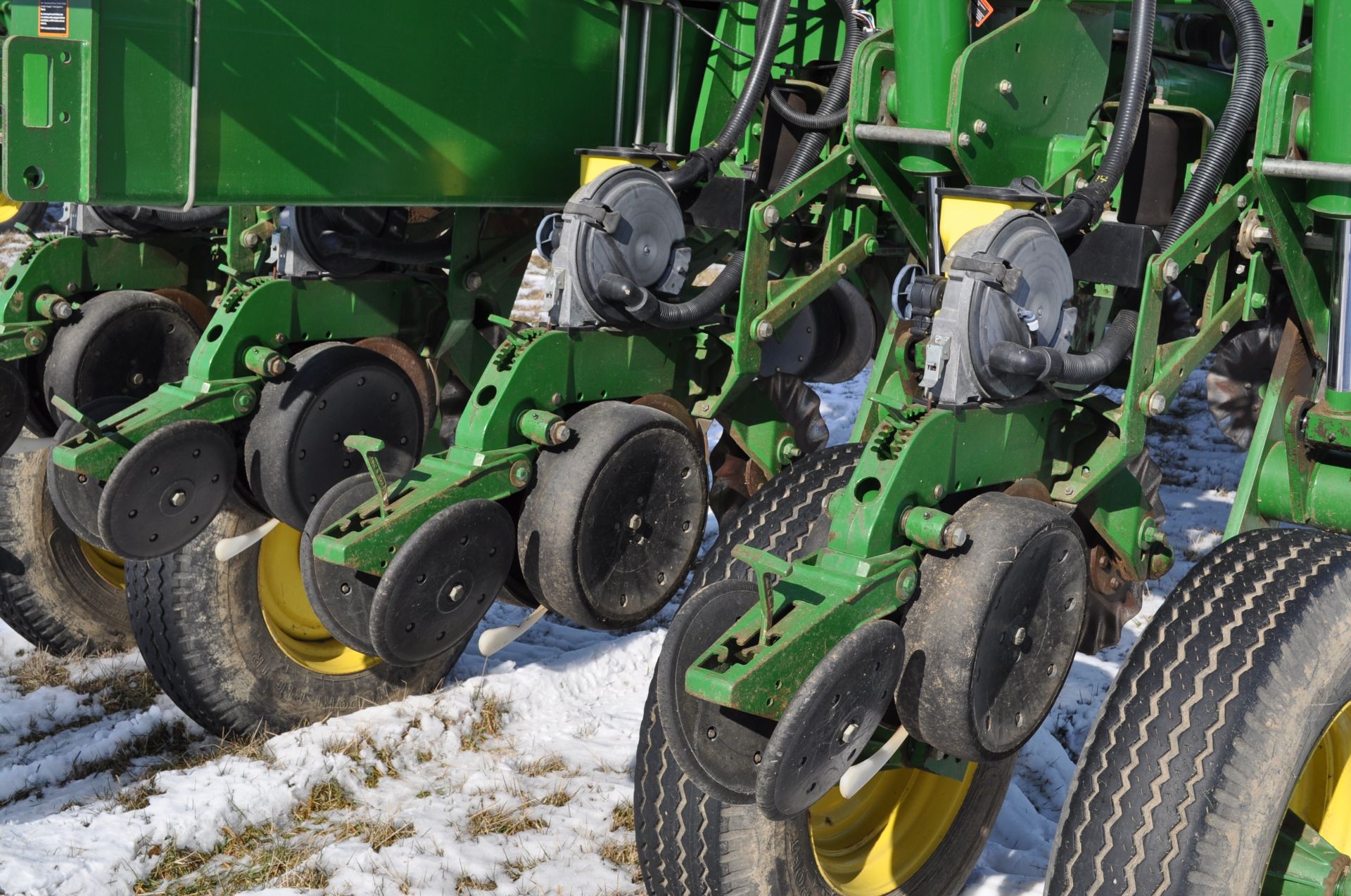 John Deere 1770 NT 24 row 30” planter, front fold, CCS, Refuge Plus tank, markers, no-till coulters, - Image 19 of 25