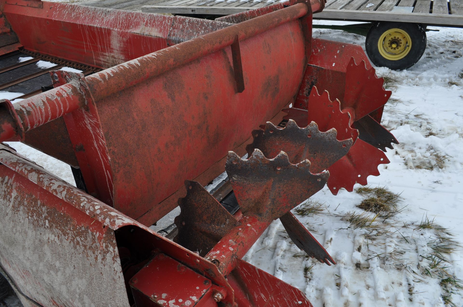 New Holland 155 manure spreader, poly floor, slop gate, heavy duty chain, 540 PTO, SN 828529 - Image 5 of 11