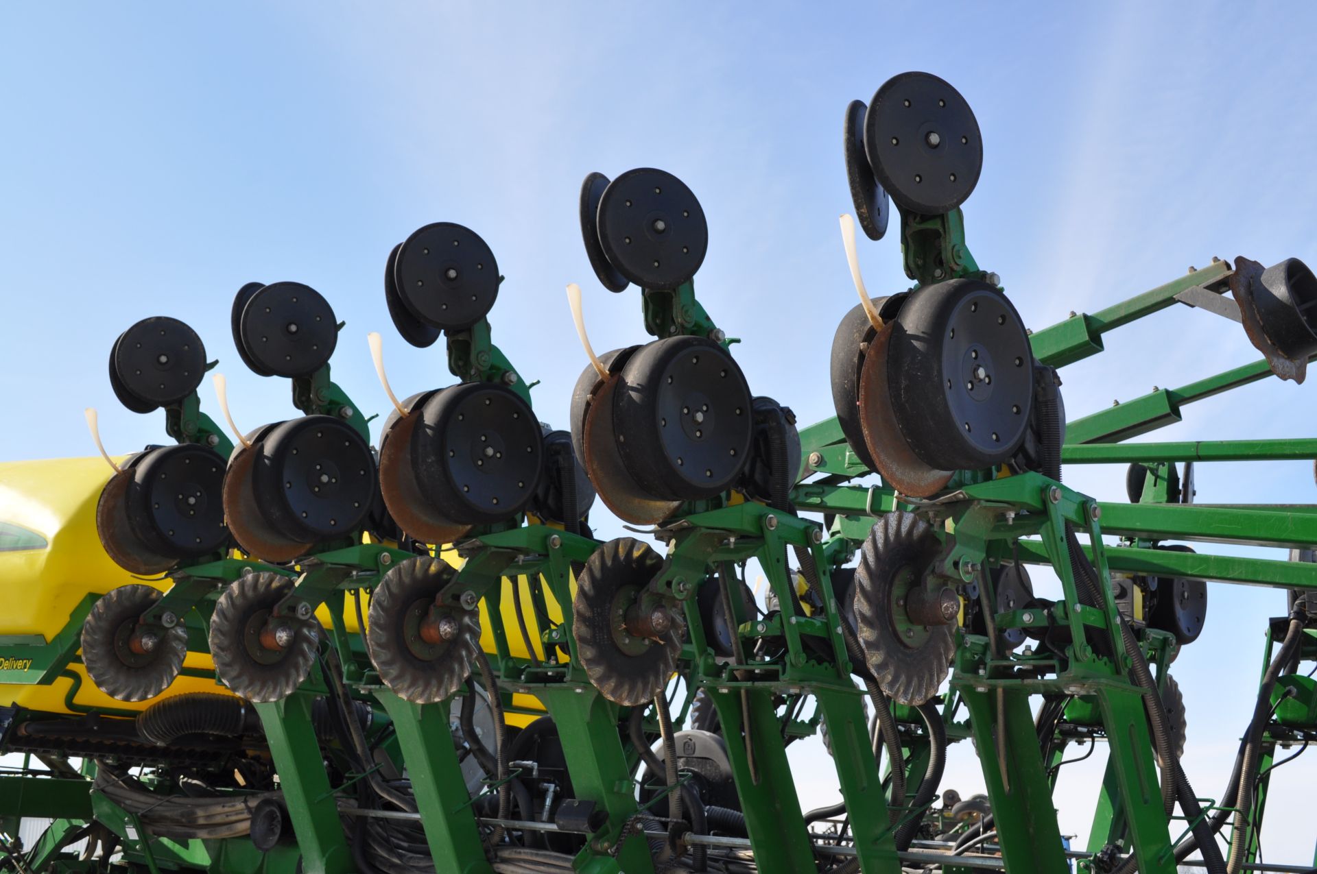 John Deere 1790 16/32 planter, front fold, CCS, markers, no-till coulters, John Deere vac meters, - Image 25 of 45