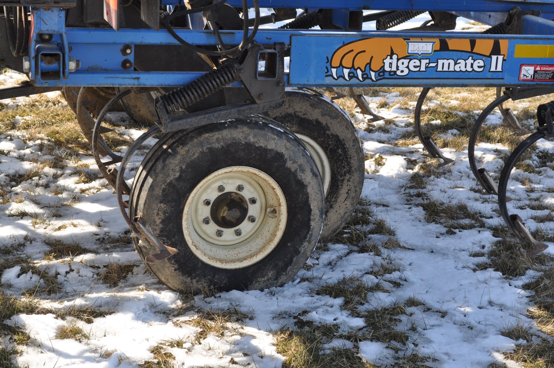 41’ DMI Tiger Mate II field cultivator, dble hyd fold, walking tandems, rear hitch, 4 bar spring - Image 19 of 21