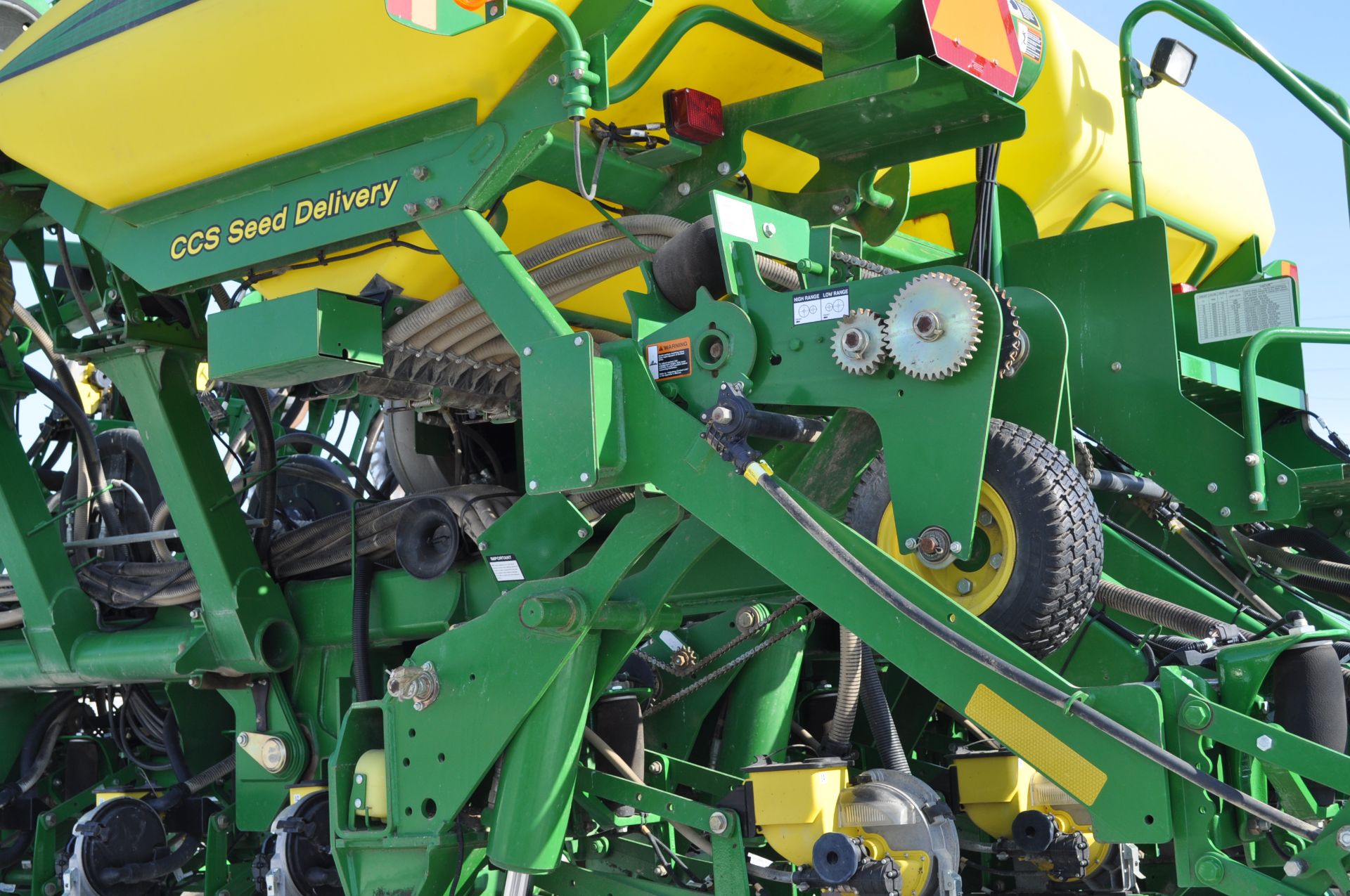 John Deere 1790 16/32 planter, front fold, CCS, markers, no-till coulters, John Deere vac meters, - Image 14 of 45