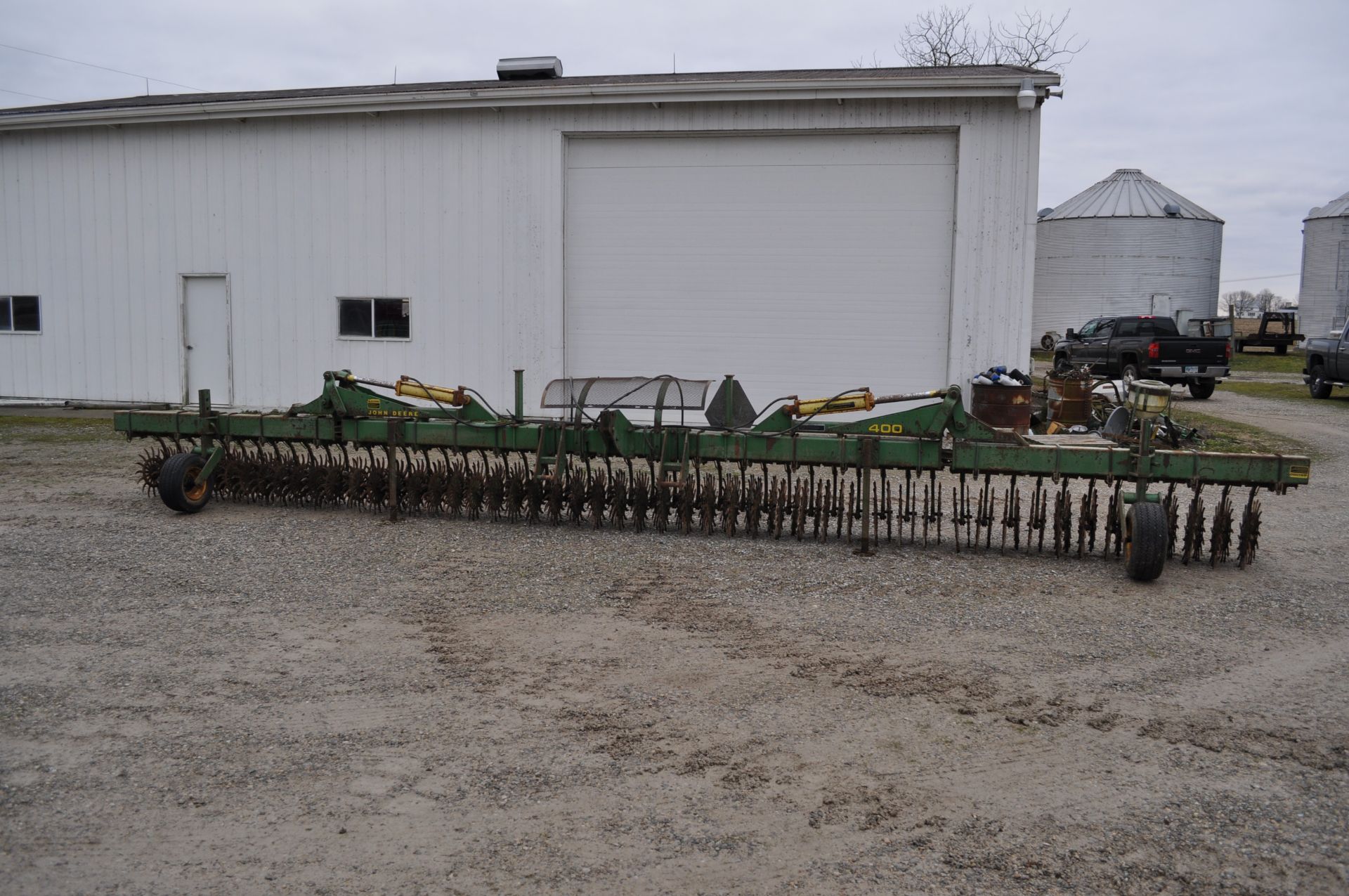 30’ John Deere 400 rotary hoe, 3pt, hyd fold, wing gauge wheels, SN 001820 - Image 8 of 25