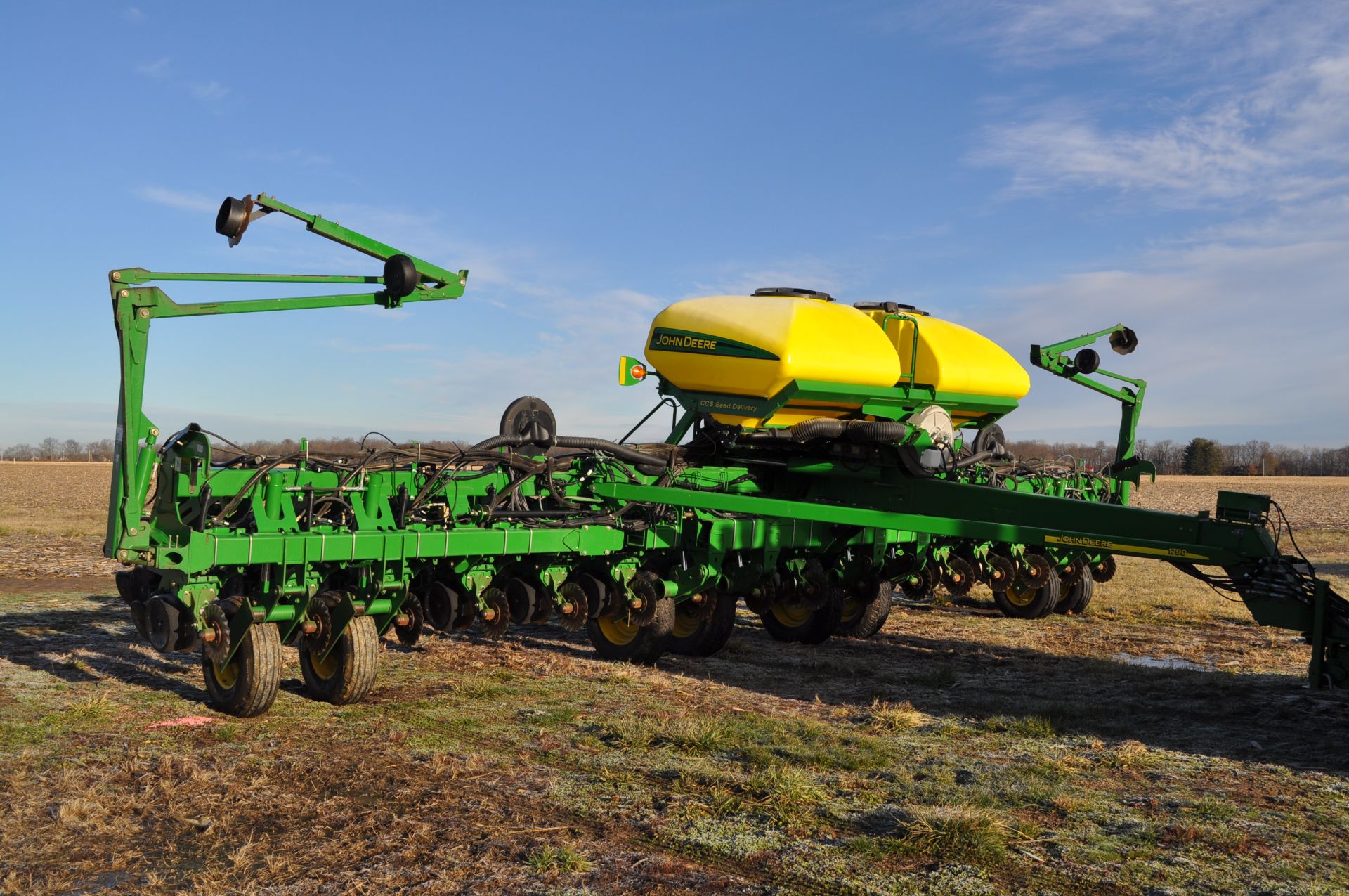 John Deere 1790 16/32 planter, front fold, CCS, markers, no-till coulters, John Deere vac meters, - Image 28 of 45