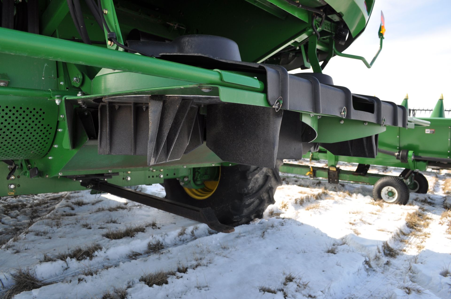 John Deere S680 combine, 1250/50R32 drive tires, 750/65R26 rear tires, PWRD, yield monitor, poly - Image 23 of 41