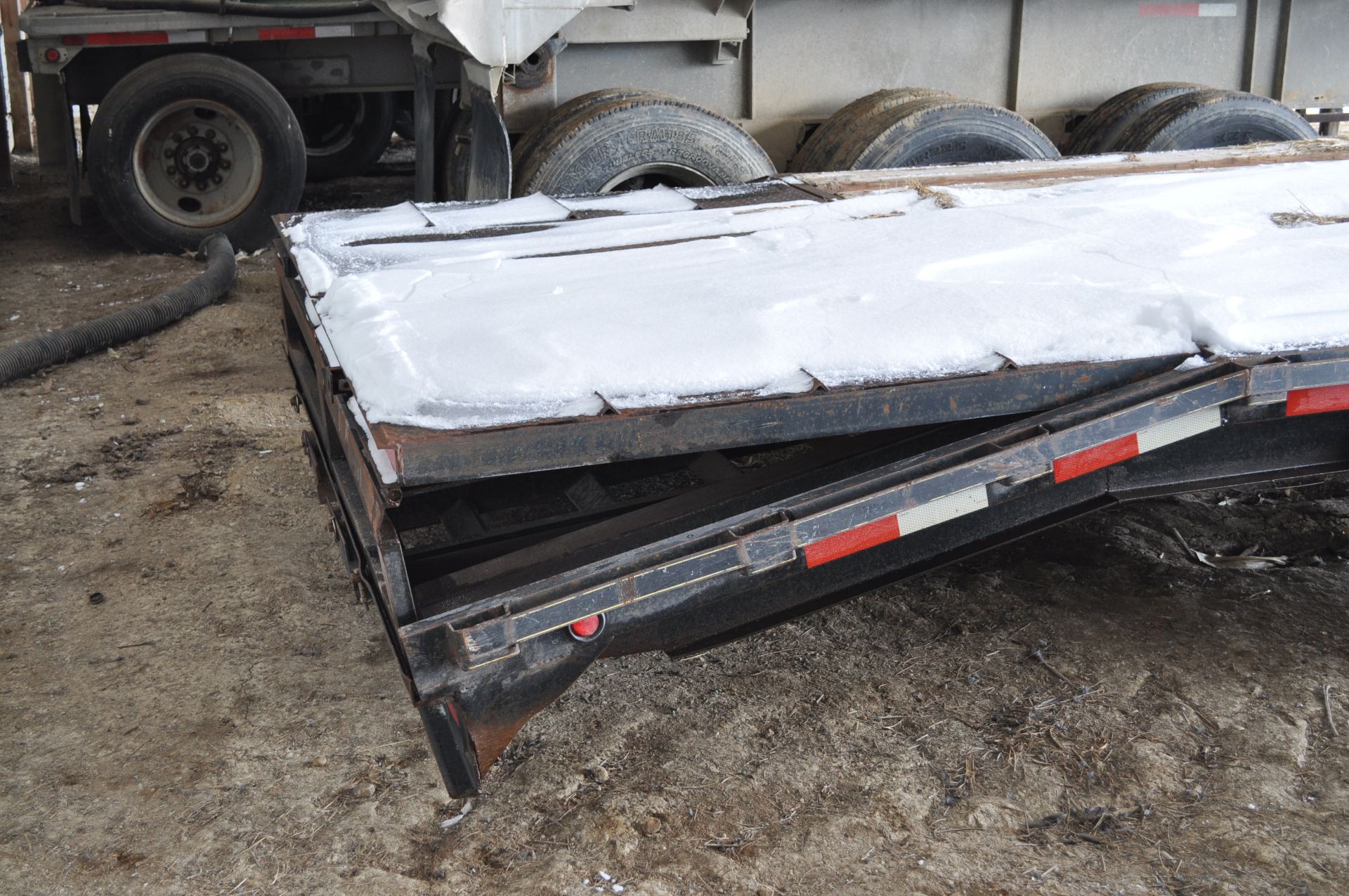 2007 27’ + 5’ Progressive gooseneck trailer, 102” wide, pop up beaver tail, slide in rear ramps, - Image 5 of 10