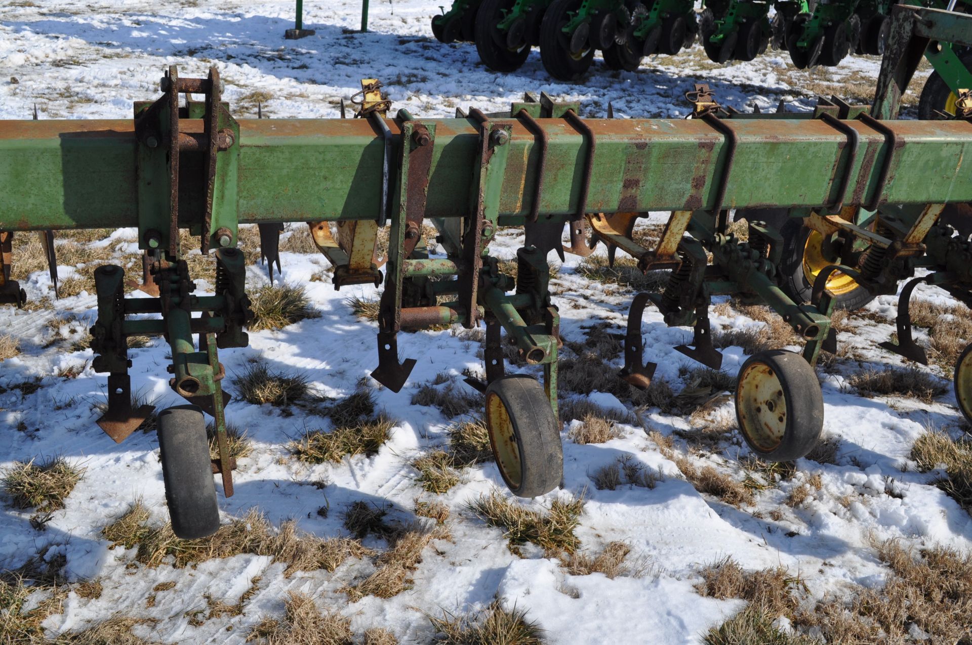 8 row x 30” John Deere row crop cultivator, 3pt, end transport - Image 9 of 10