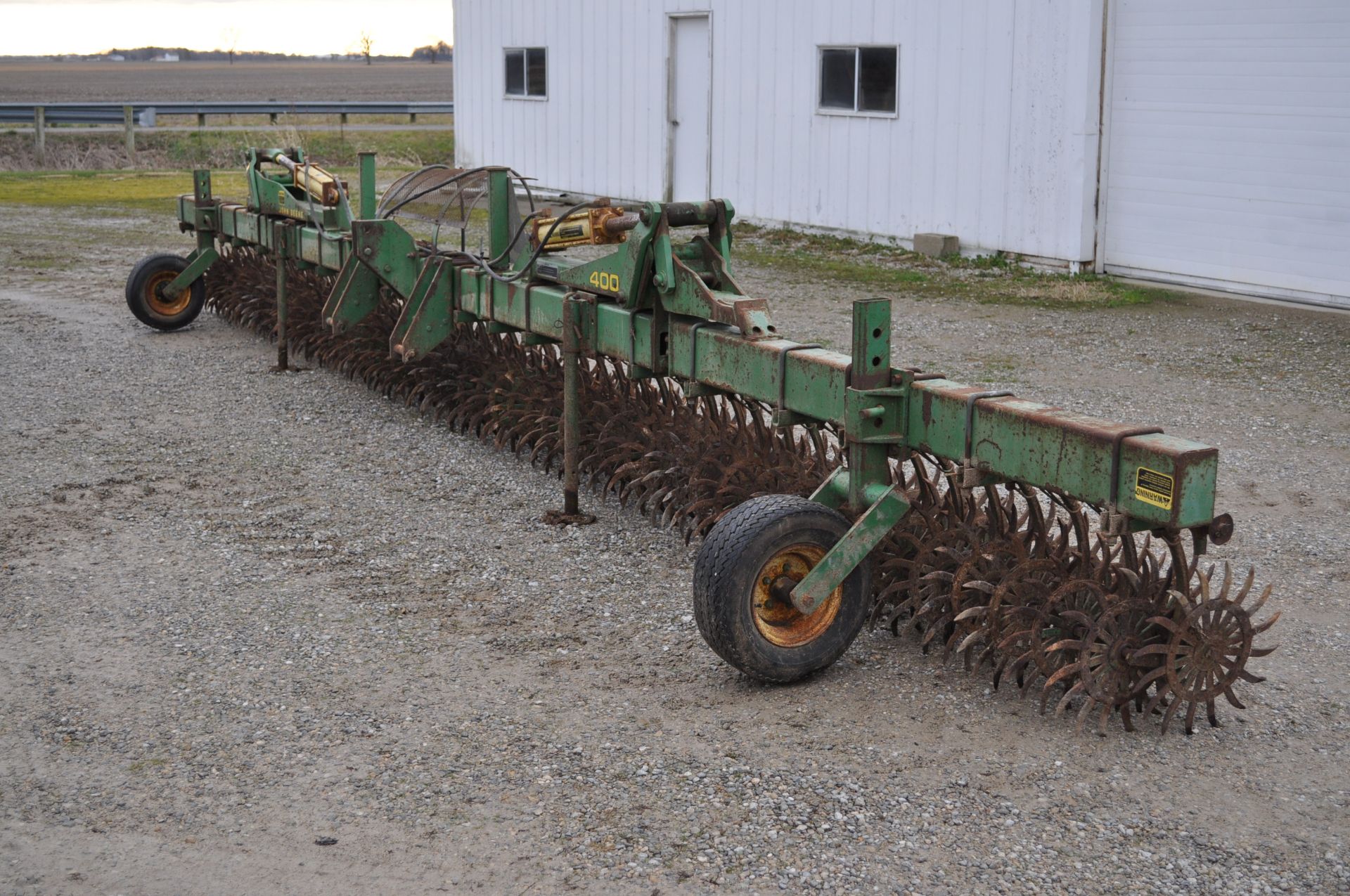 30’ John Deere 400 rotary hoe, 3pt, hyd fold, wing gauge wheels, SN 001820 - Image 6 of 25