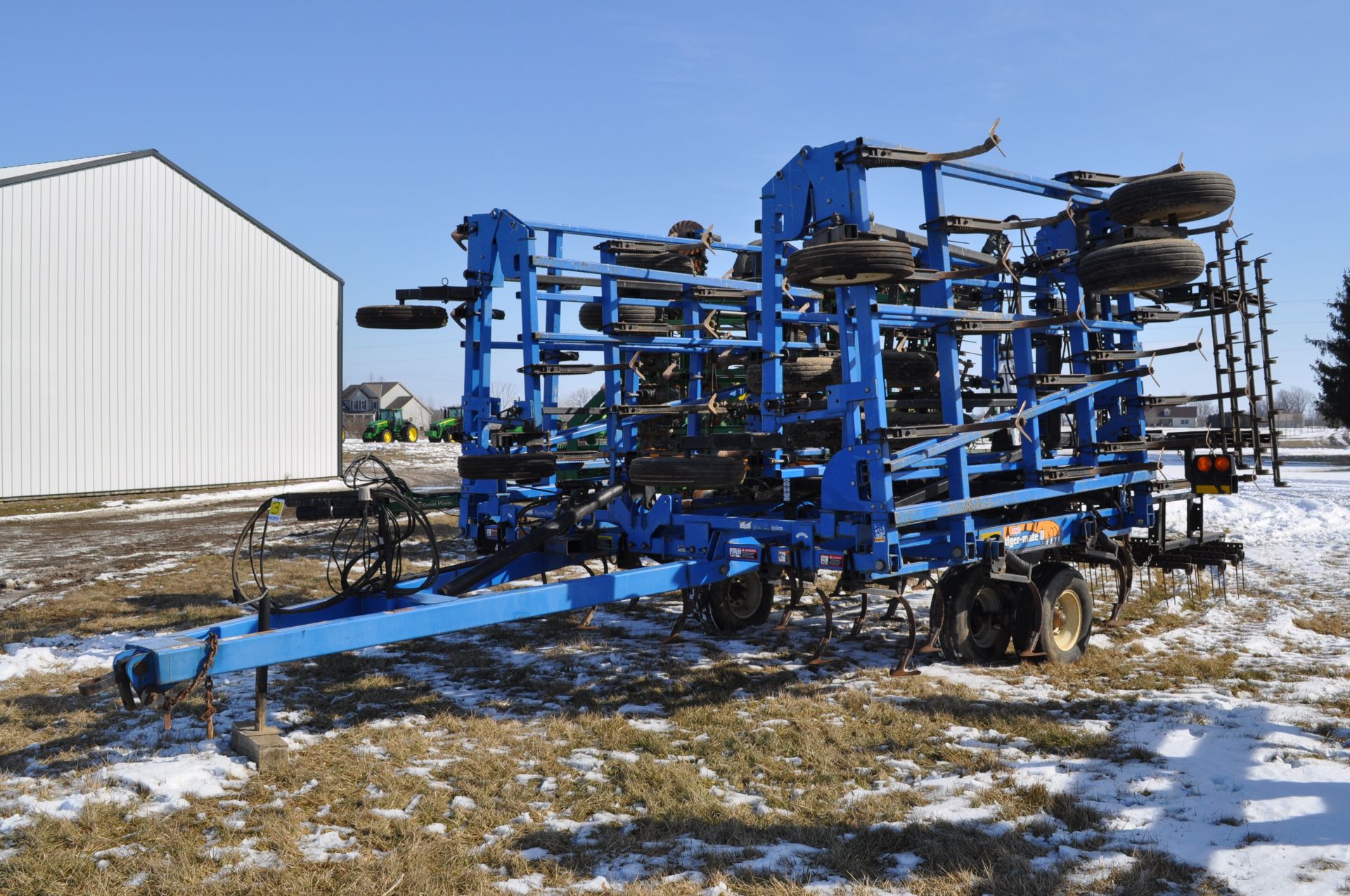 41’ DMI Tiger Mate II field cultivator, dble hyd fold, walking tandems, rear hitch, 4 bar spring