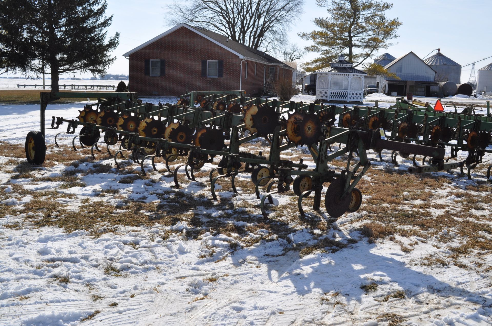 8 row x 30” John Deere row crop cultivator, 3pt, end transport - Image 4 of 10