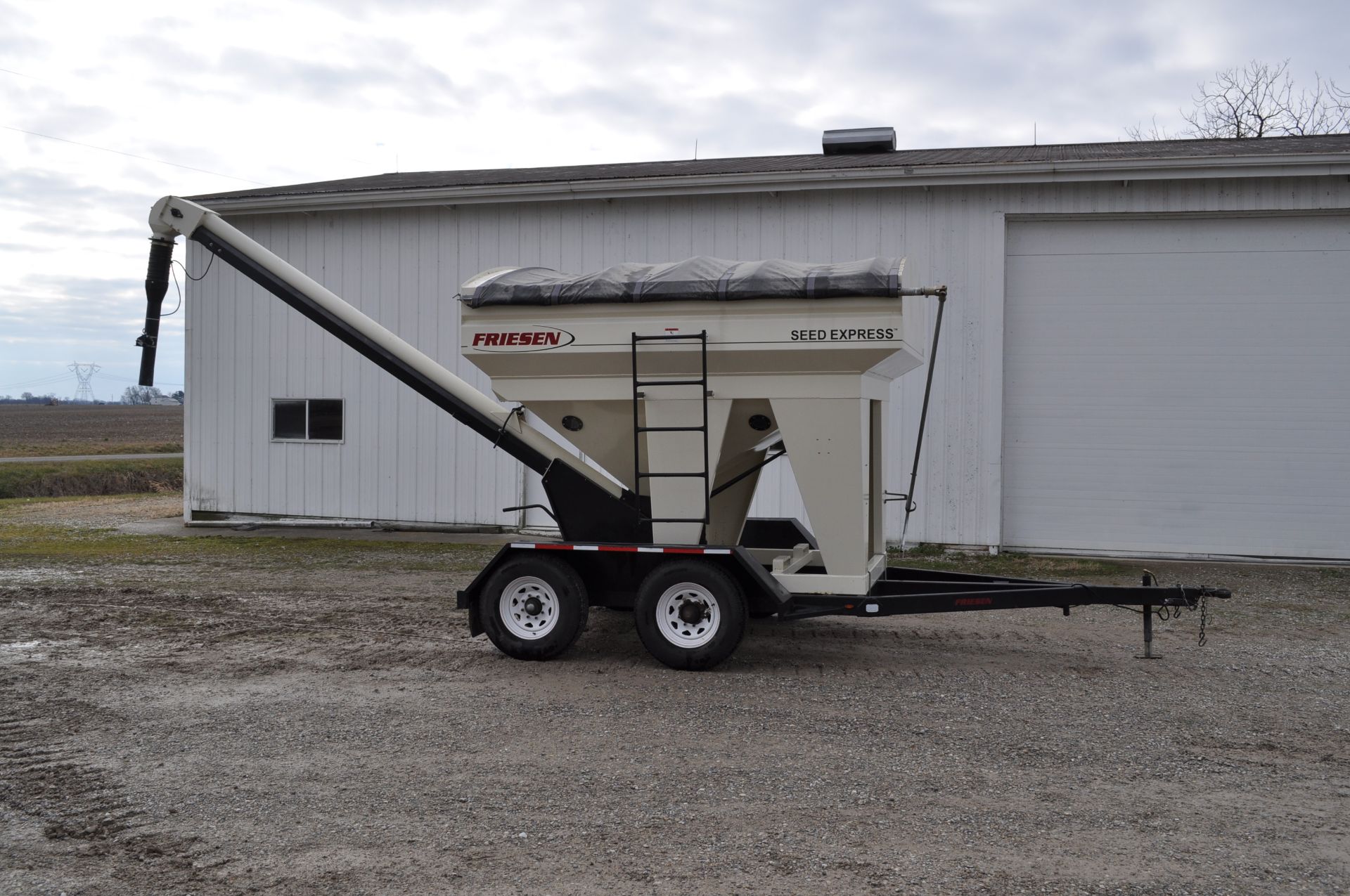 Friesen 240RT seed tender, tandem axle, 2 compartment, rear conveyor, Honda GX160 engine, electric - Image 14 of 32