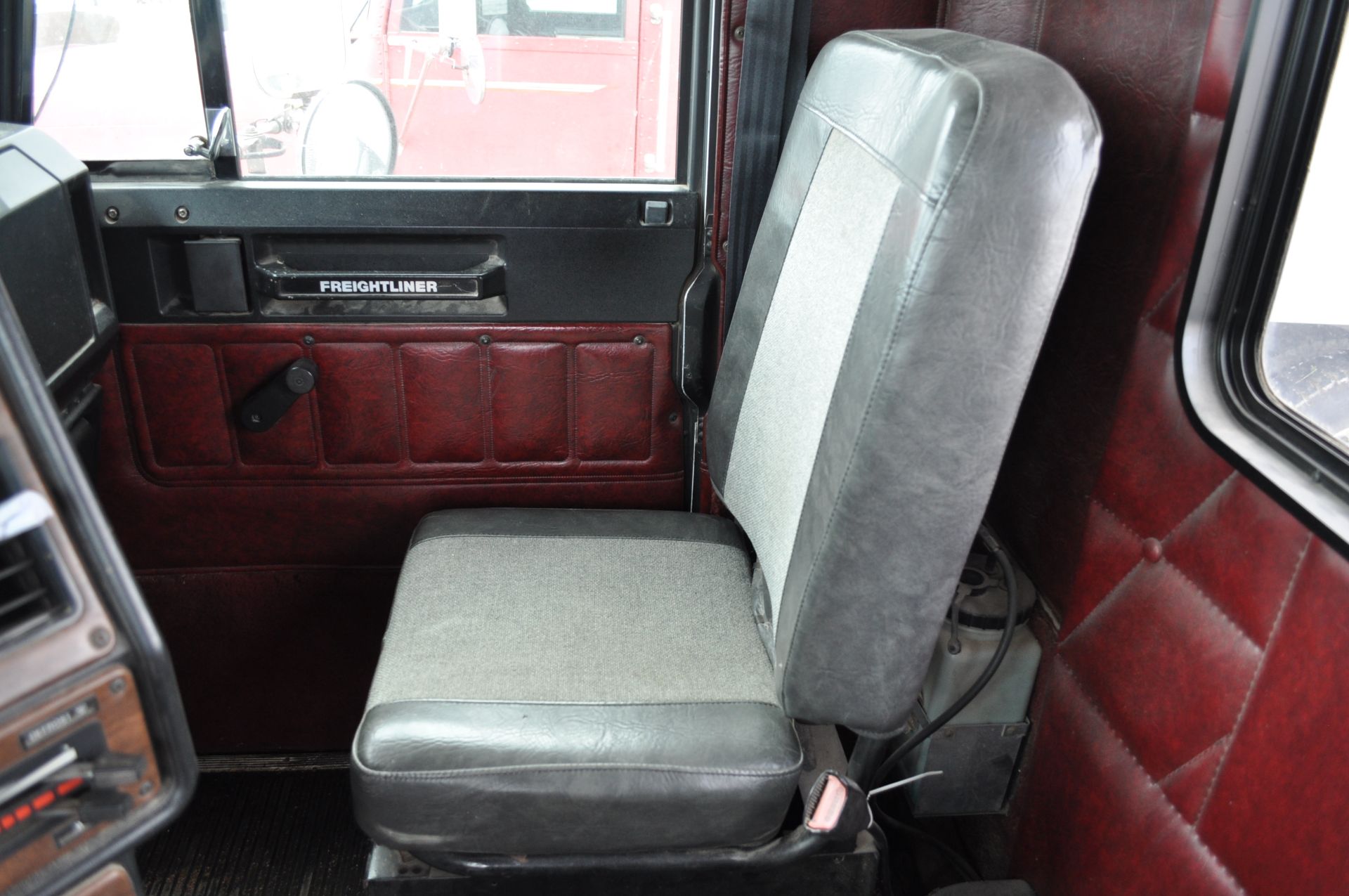 1988 Freightliner FLC semi truck, daycab, 187” WB, Cummins 855 Formula 350 engine, 8 spd + low + OD, - Image 30 of 31