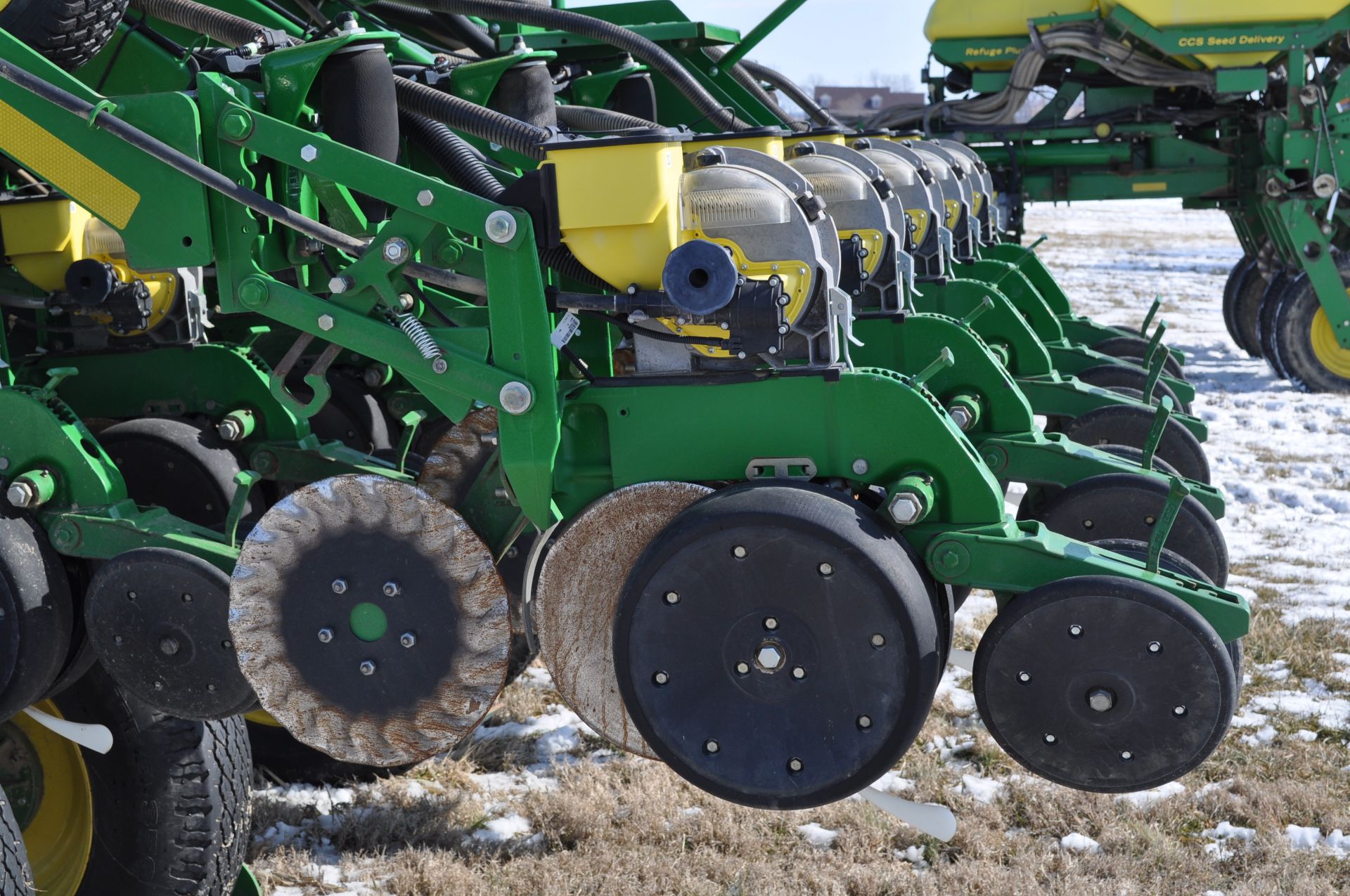 John Deere 1790 16/32 planter, front fold, CCS, markers, no-till coulters, John Deere vac meters, - Image 15 of 45