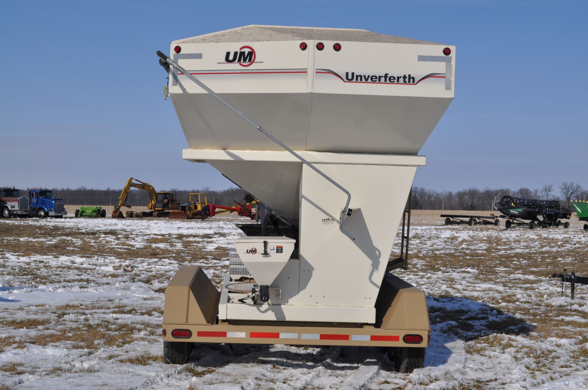 Unverferth 3750 Seedrunner seed tender, tri axle, 2 compartment, manual doors, electric start Honda, - Image 3 of 24