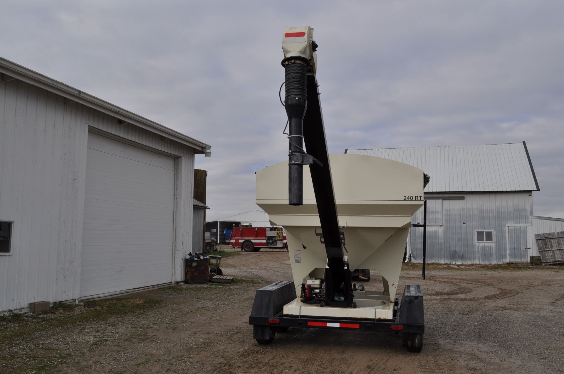 Friesen 240RT seed tender, tandem axle, 2 compartment, rear conveyor, Honda GX160 engine, electric - Image 16 of 32