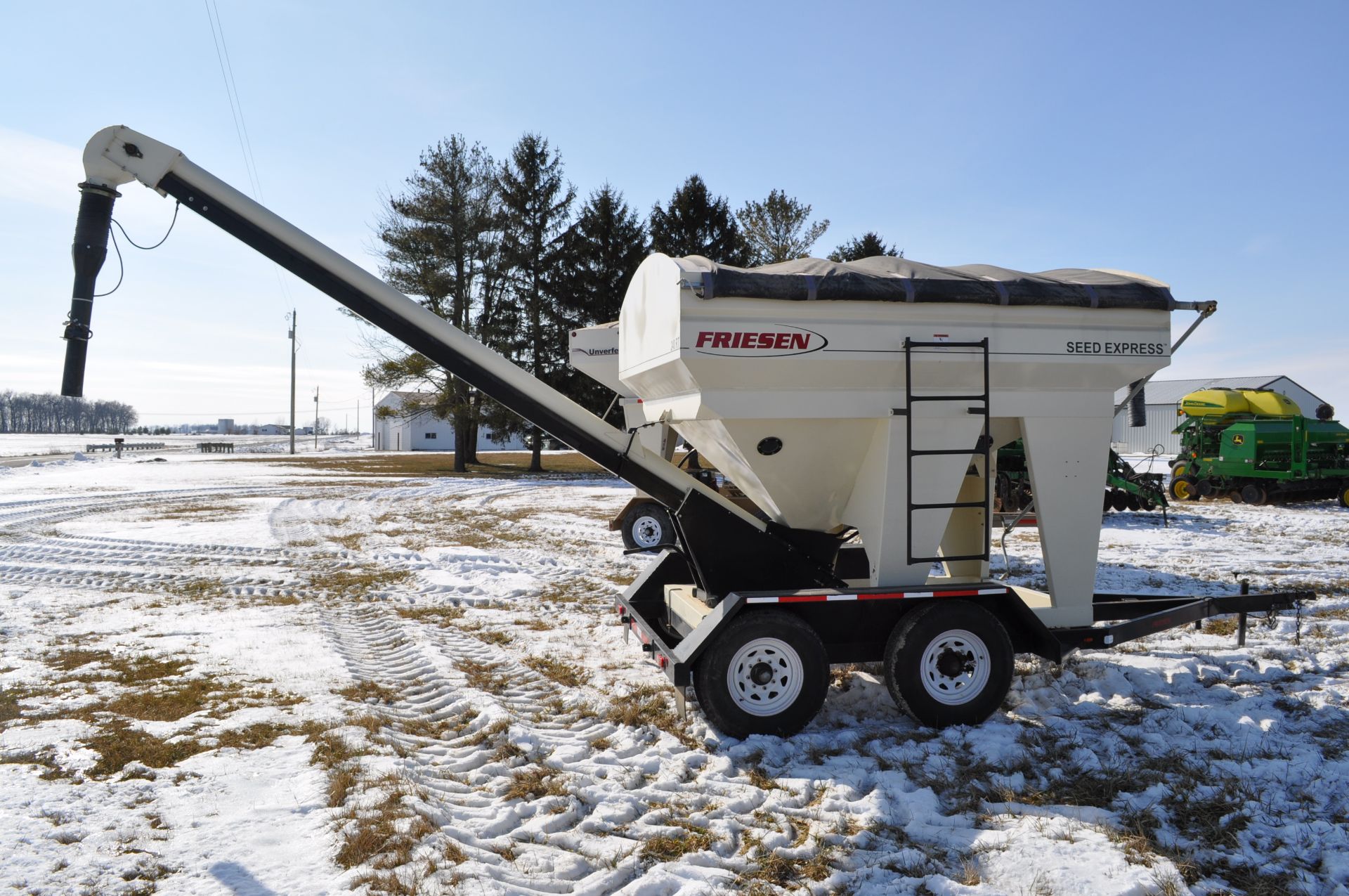 Friesen 240RT seed tender, tandem axle, 2 compartment, rear conveyor, Honda GX160 engine, electric - Image 4 of 32