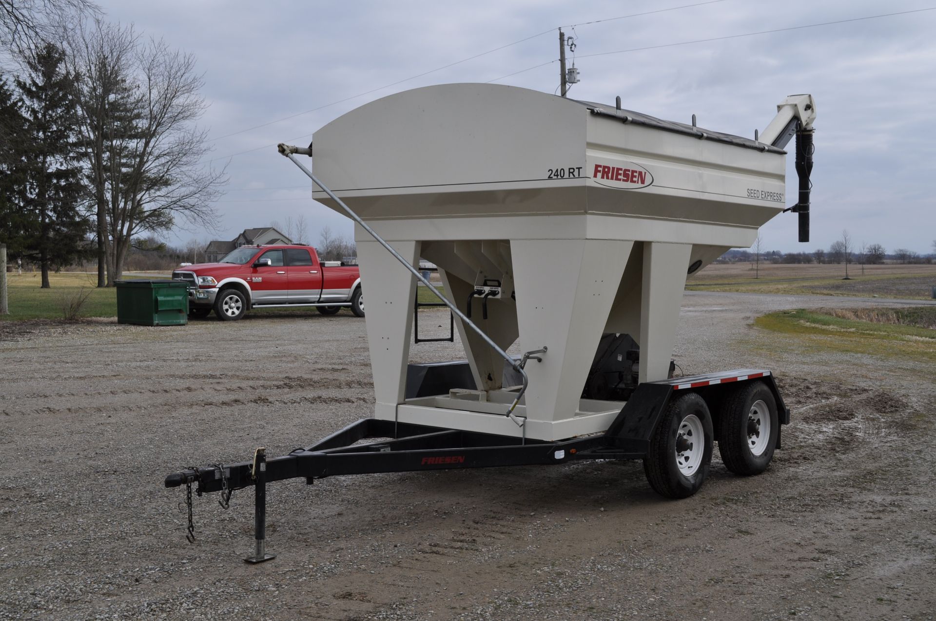 Friesen 240RT seed tender, tandem axle, 2 compartment, rear conveyor, Honda GX160 engine, electric - Image 18 of 32