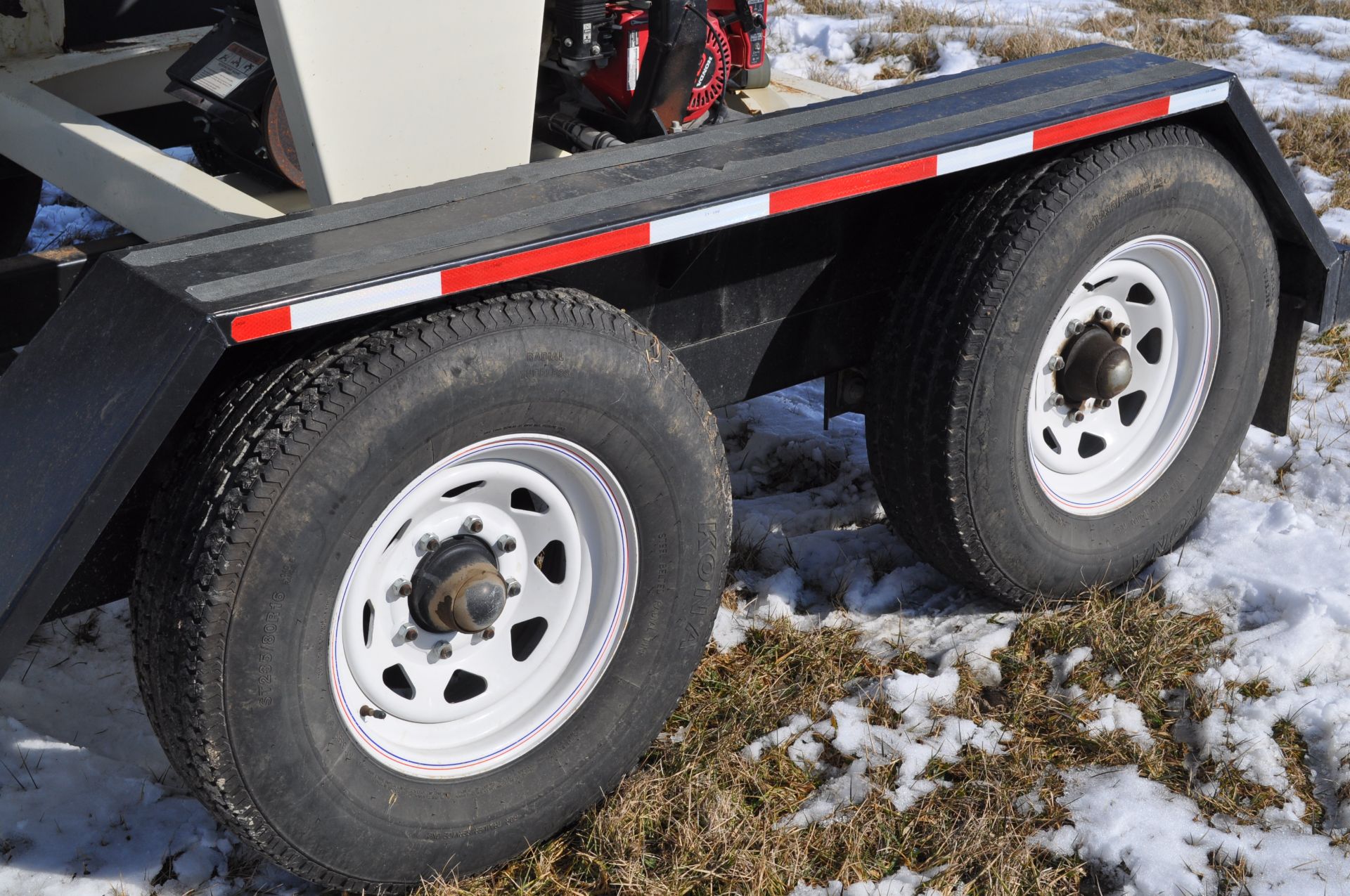 Friesen 240RT seed tender, tandem axle, 2 compartment, rear conveyor, Honda GX160 engine, electric - Image 8 of 32