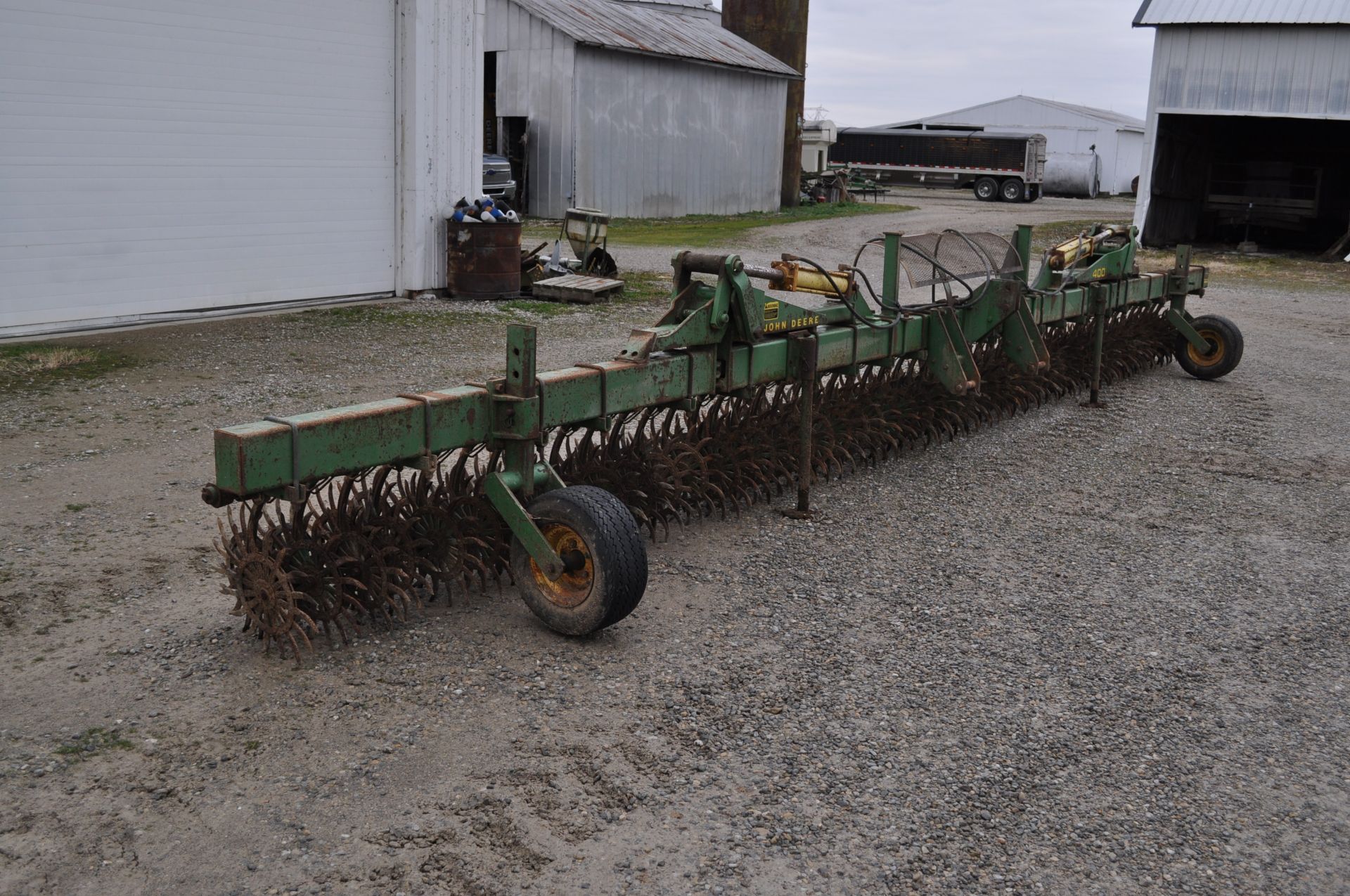 30’ John Deere 400 rotary hoe, 3pt, hyd fold, wing gauge wheels, SN 001820 - Image 9 of 25