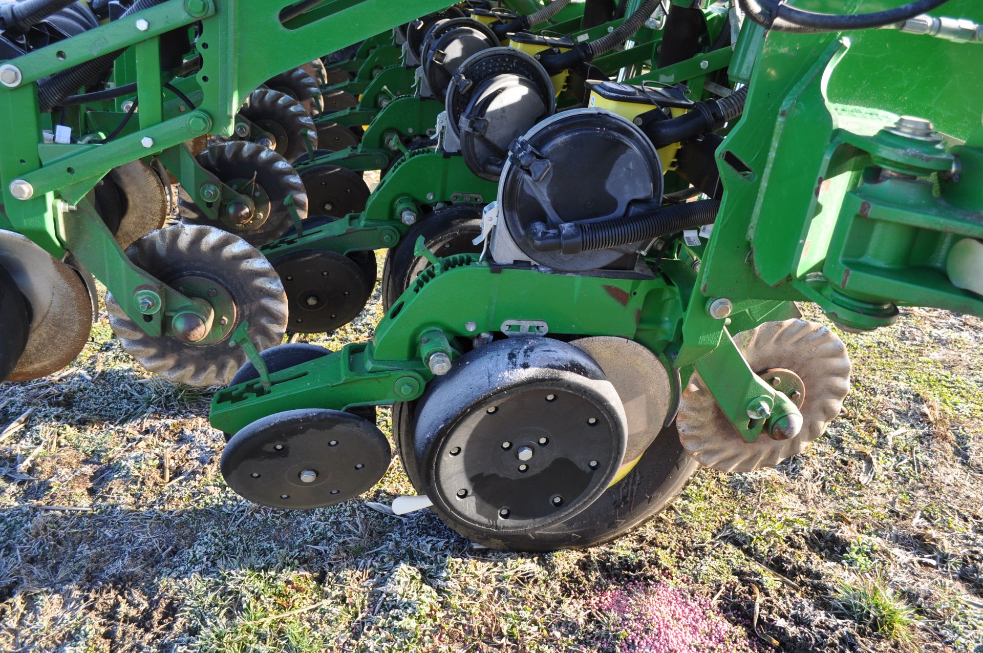 John Deere 1790 16/32 planter, front fold, CCS, markers, no-till coulters, John Deere vac meters, - Image 43 of 45