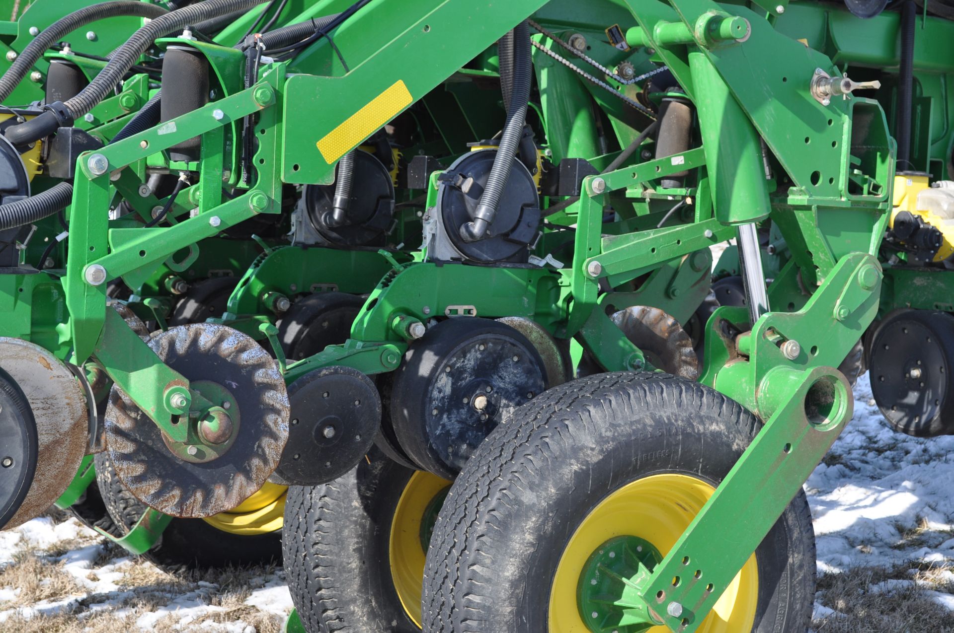 John Deere 1790 16/32 planter, front fold, CCS, markers, no-till coulters, John Deere vac meters, - Image 20 of 45