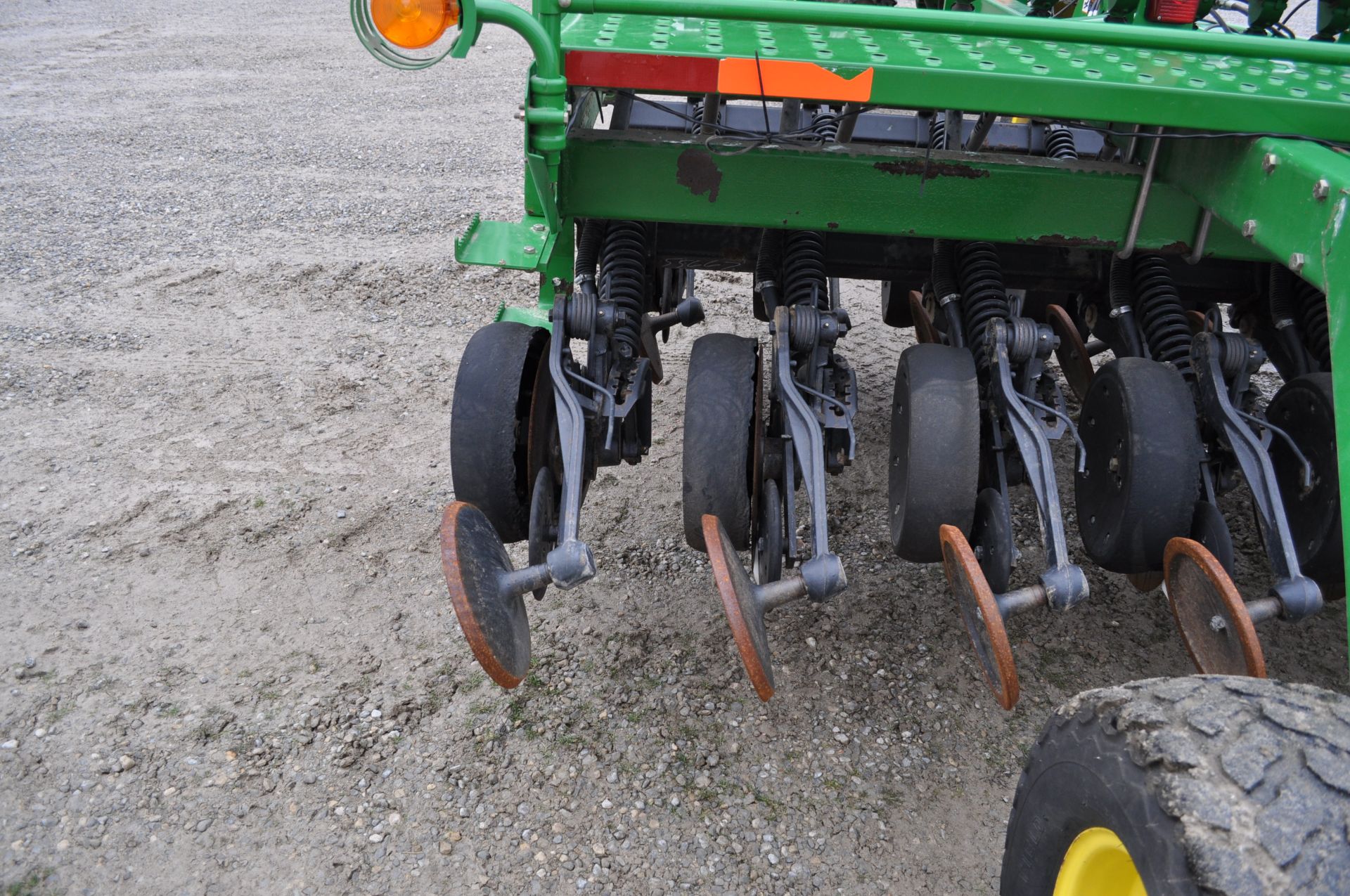 15’ John Deere 1590 grain drill, front dolly wheel, 7 ½” spacing, markers, lights, electric adjust - Image 11 of 21