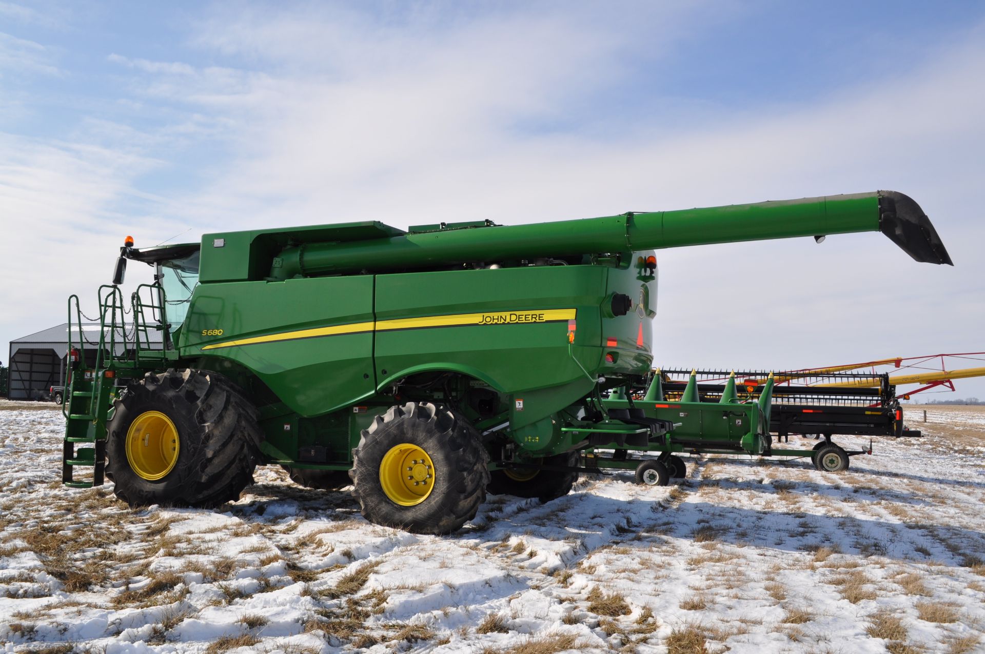 John Deere S680 combine, 1250/50R32 drive tires, 750/65R26 rear tires, PWRD, yield monitor, poly - Image 2 of 41