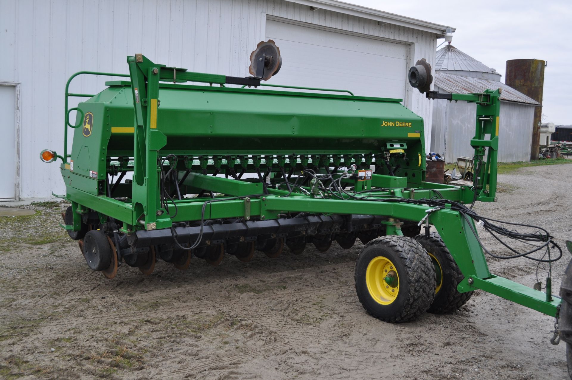 15’ John Deere 1590 grain drill, front dolly wheel, 7 ½” spacing, markers, lights, electric adjust - Image 2 of 21