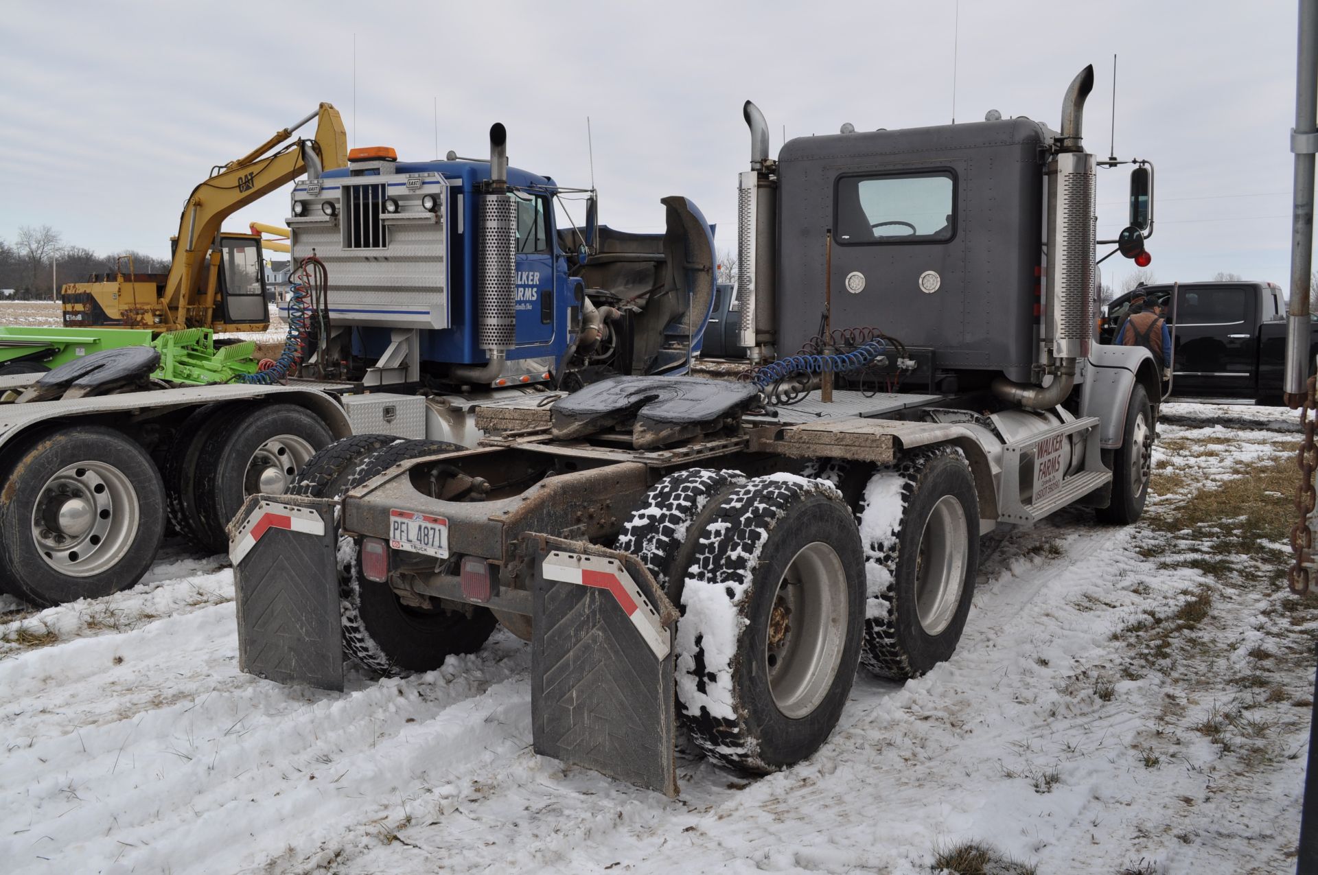 1988 Freightliner FLC semi truck, daycab, 187” WB, Cummins 855 Formula 350 engine, 8 spd + low + OD, - Image 3 of 31