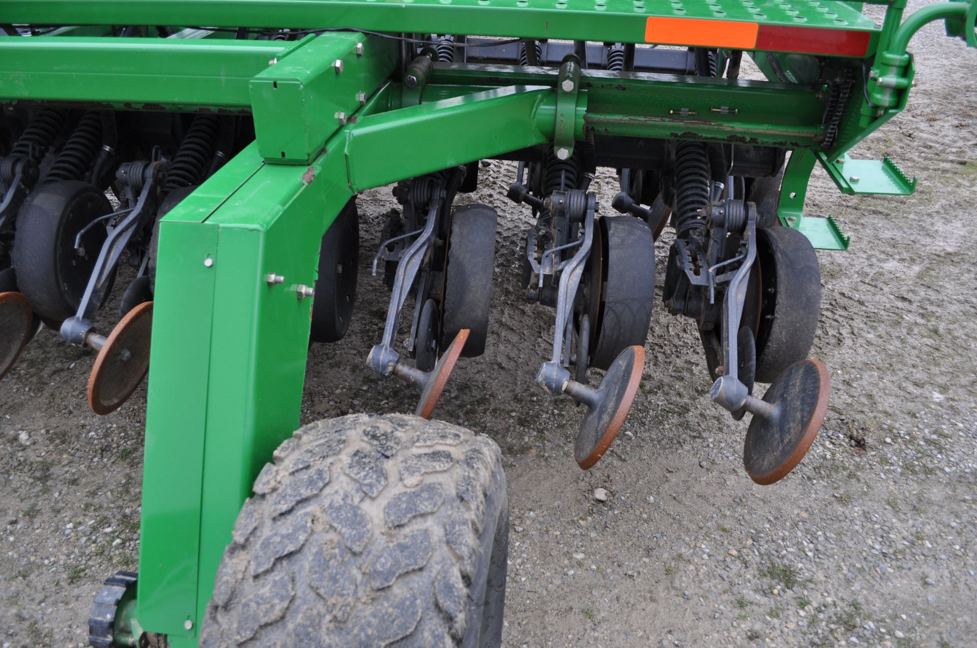 15’ John Deere 1590 grain drill, front dolly wheel, 7 ½” spacing, markers, lights, electric adjust - Image 14 of 21
