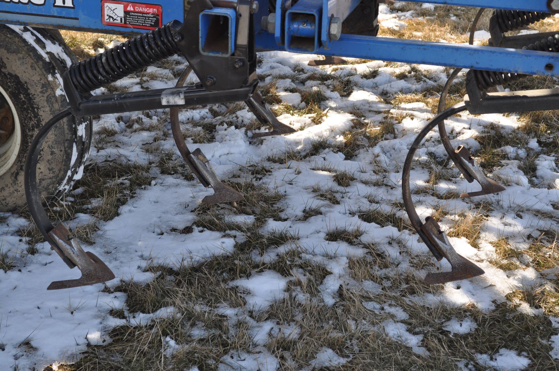 41’ DMI Tiger Mate II field cultivator, dble hyd fold, walking tandems, rear hitch, 4 bar spring - Image 20 of 21