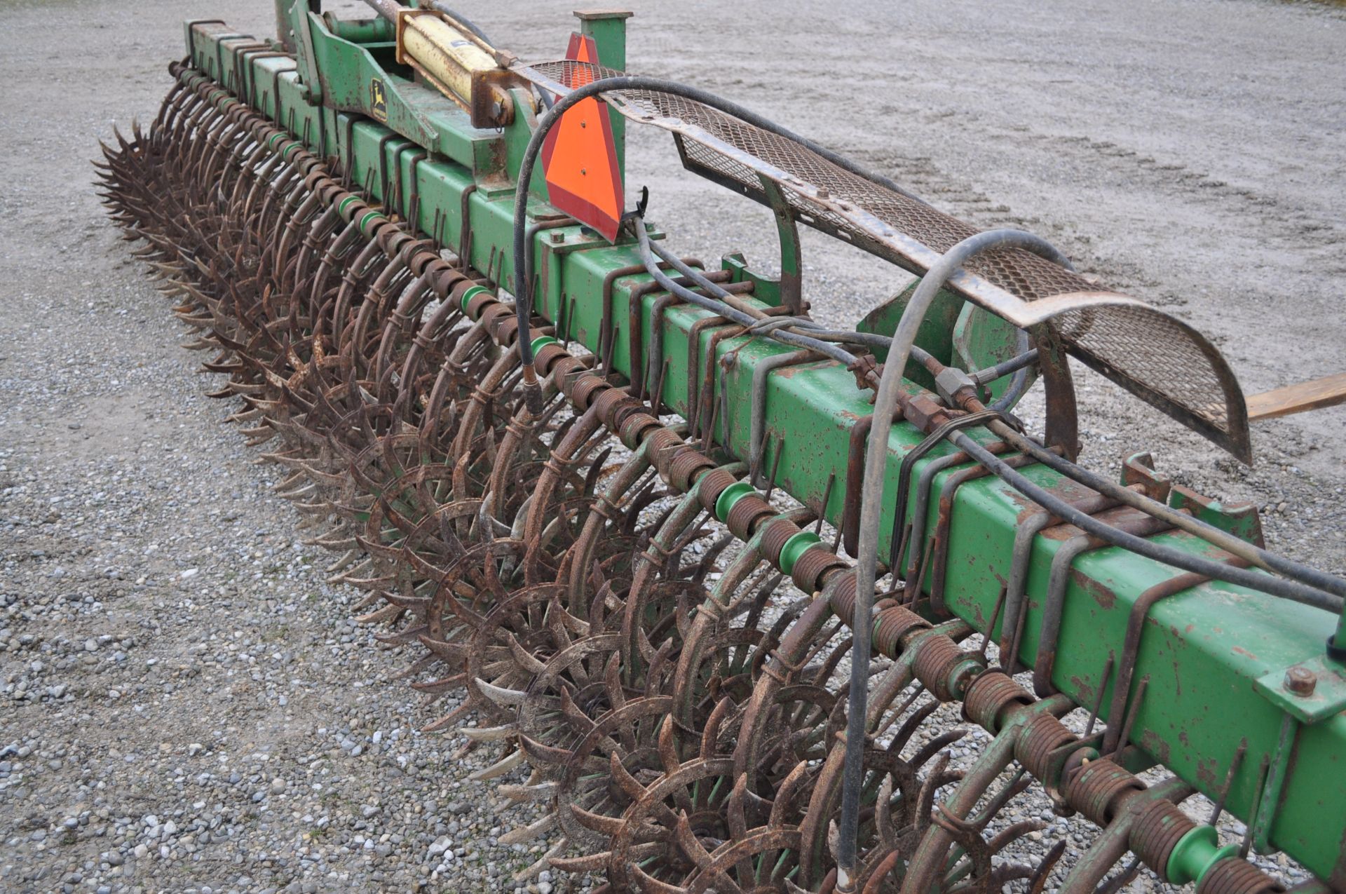 30’ John Deere 400 rotary hoe, 3pt, hyd fold, wing gauge wheels, SN 001820 - Image 22 of 25