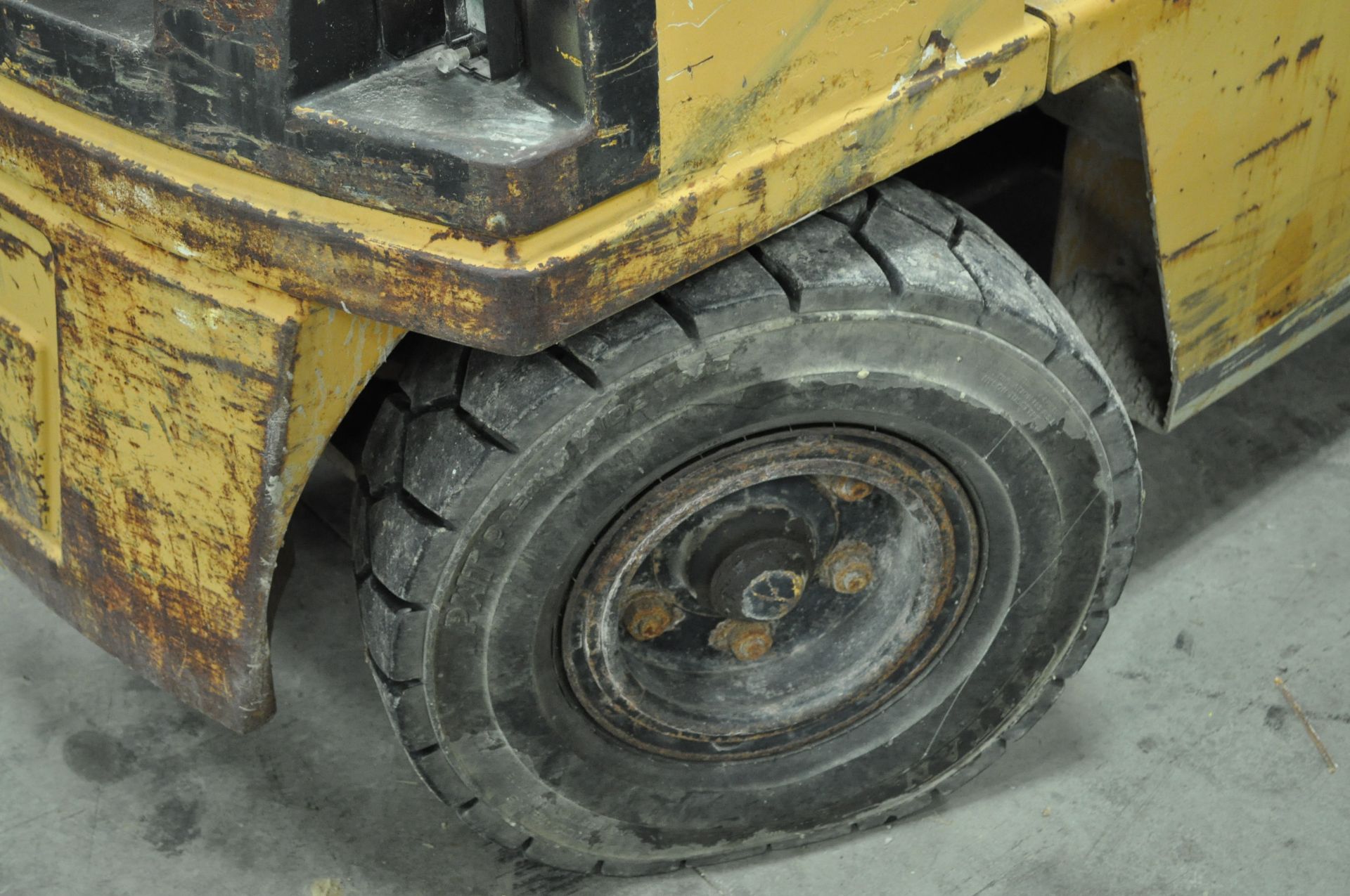 Komatsu G40-4 forklift, 7.50-15 front dual tires, 7.00-12 rear tires, LP, 7600 lb capacity, - Image 9 of 17