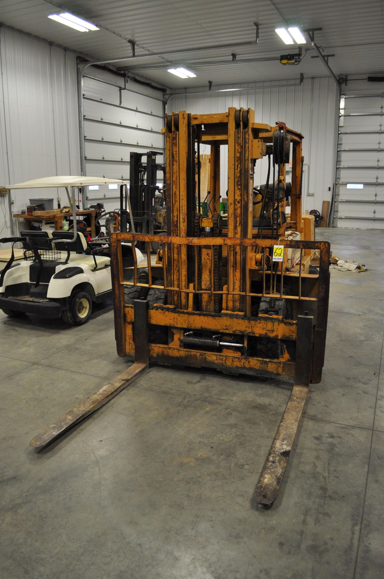 Komatsu G40-4 forklift, 7.50-15 front dual tires, 7.00-12 rear tires, LP, 7600 lb capacity,