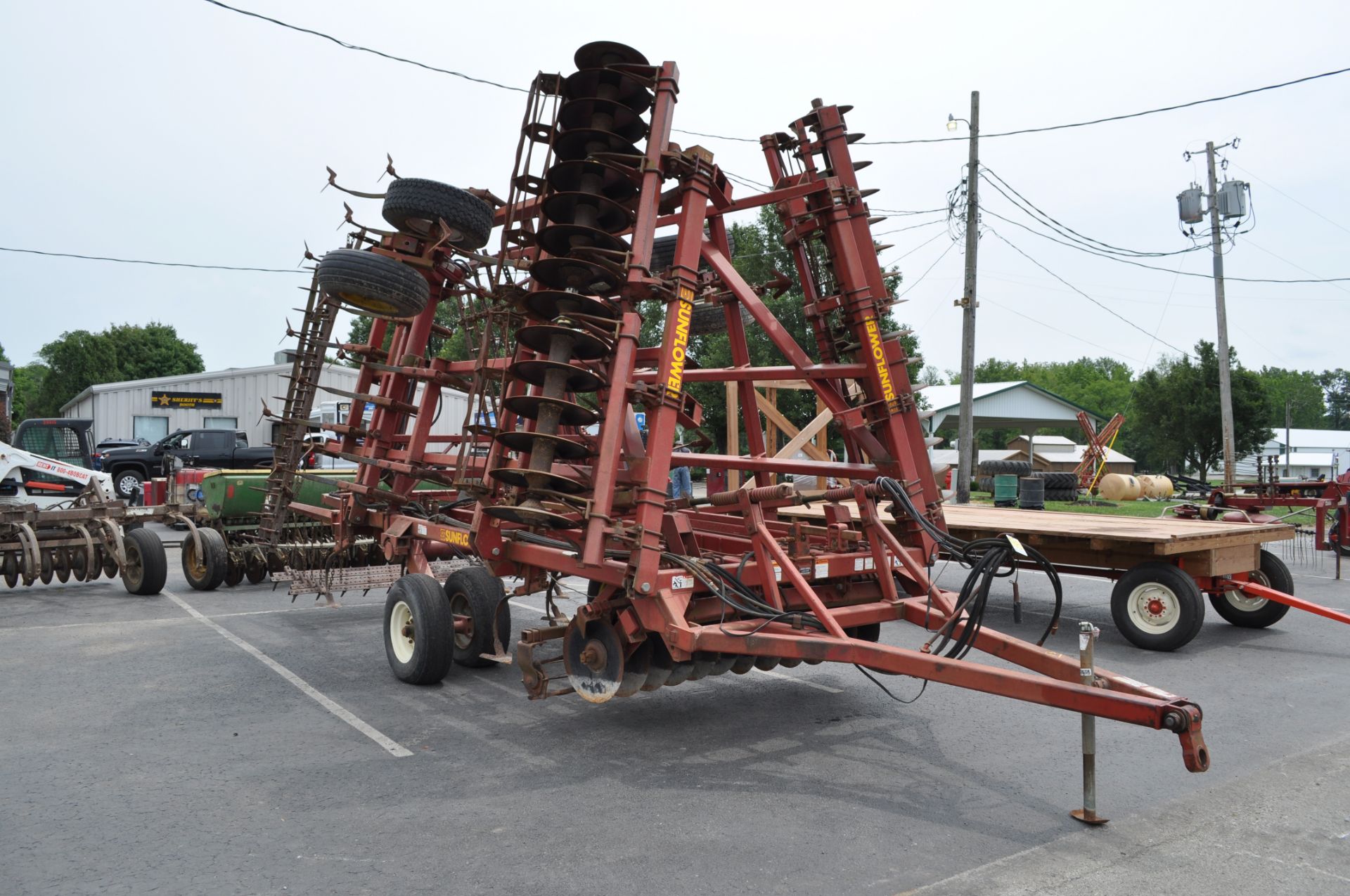 26' Sunflower 6332 soil finisher, front disk w/ reel, sweeps, 5 bar spike tooth harrow - Image 2 of 7