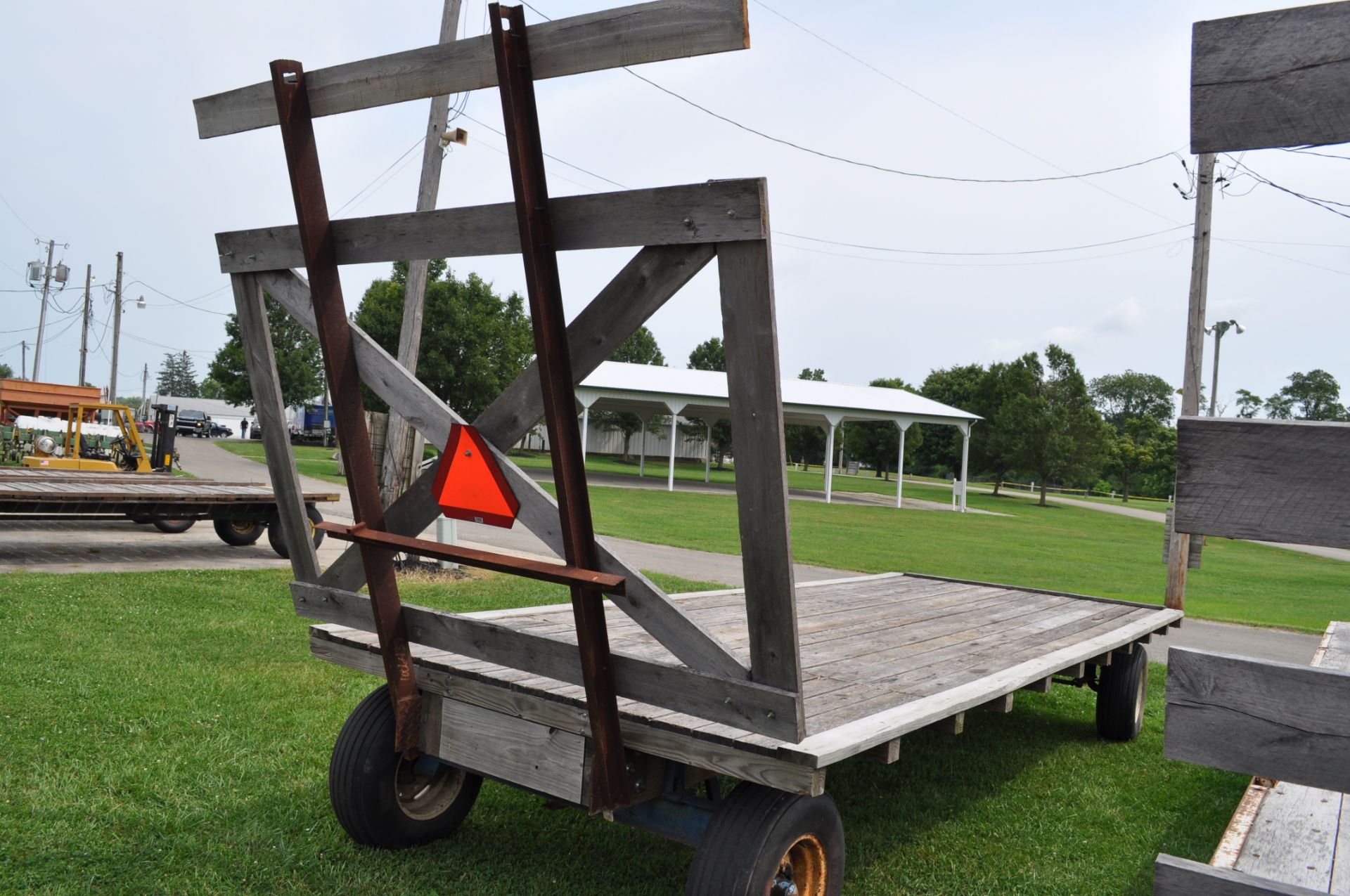 20’ Flat rack hay wagon, Kiln rod 10 ton gear, pressure treated lumber bed - Image 3 of 4